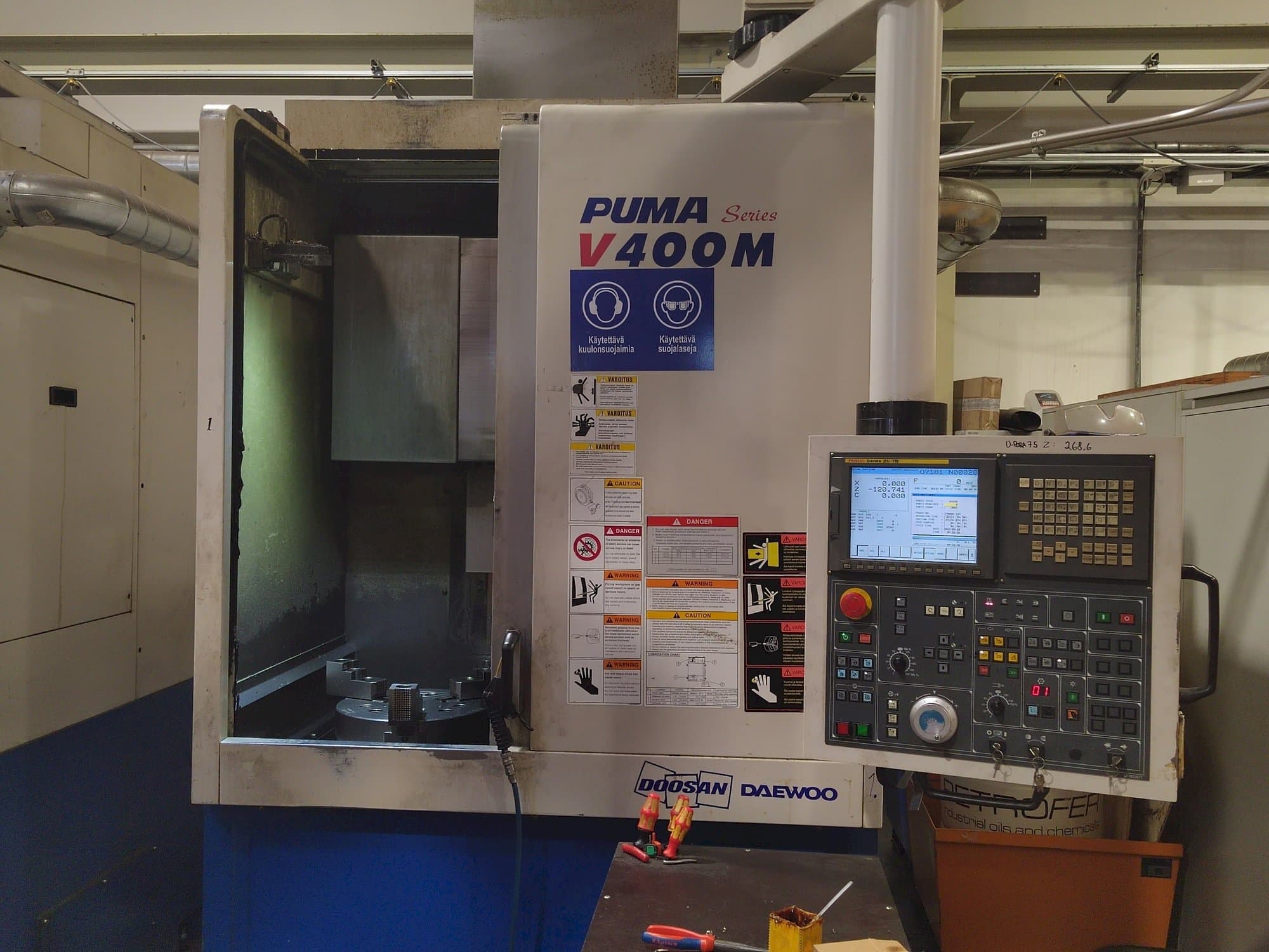Widok z przodu maszyny Doosan Puma V400M