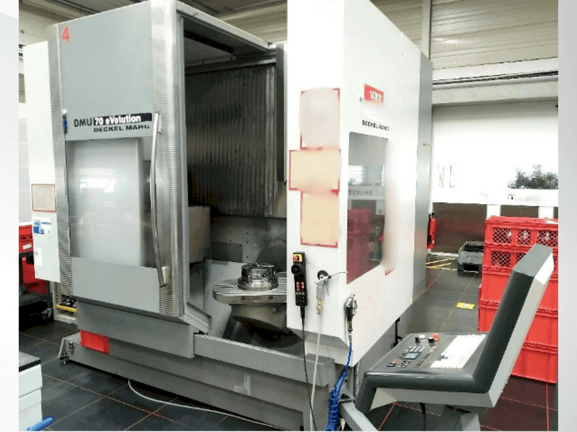 Widok z przodu maszyny DECKEL DMU 70 eVolution