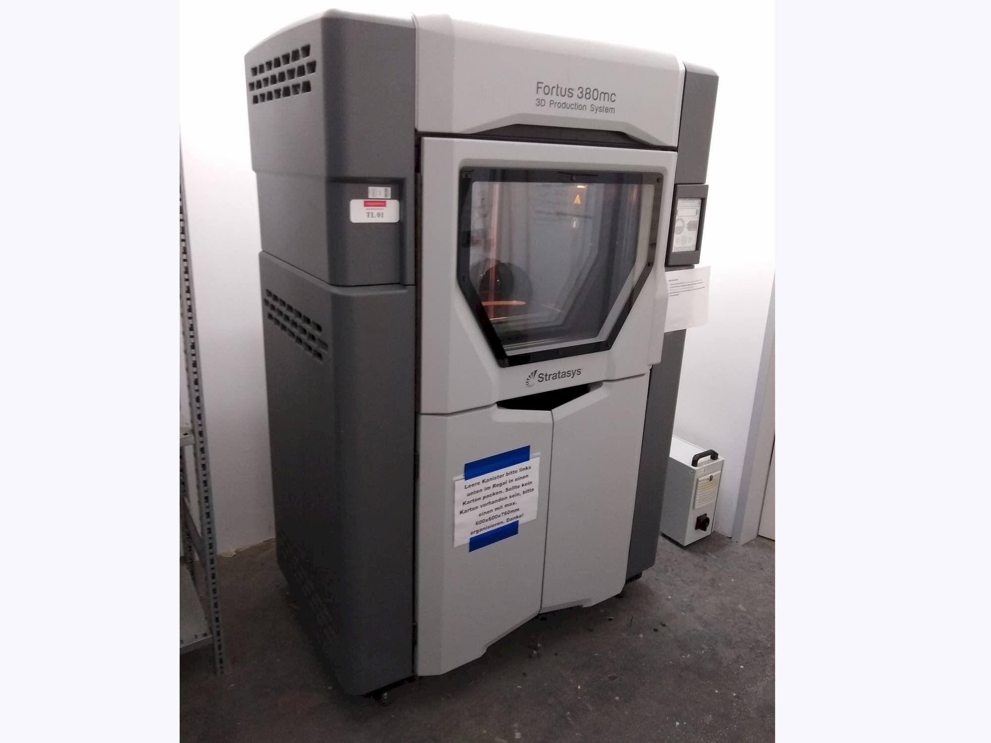 Widok z przodu maszyny Stratasys Fortus 380MC