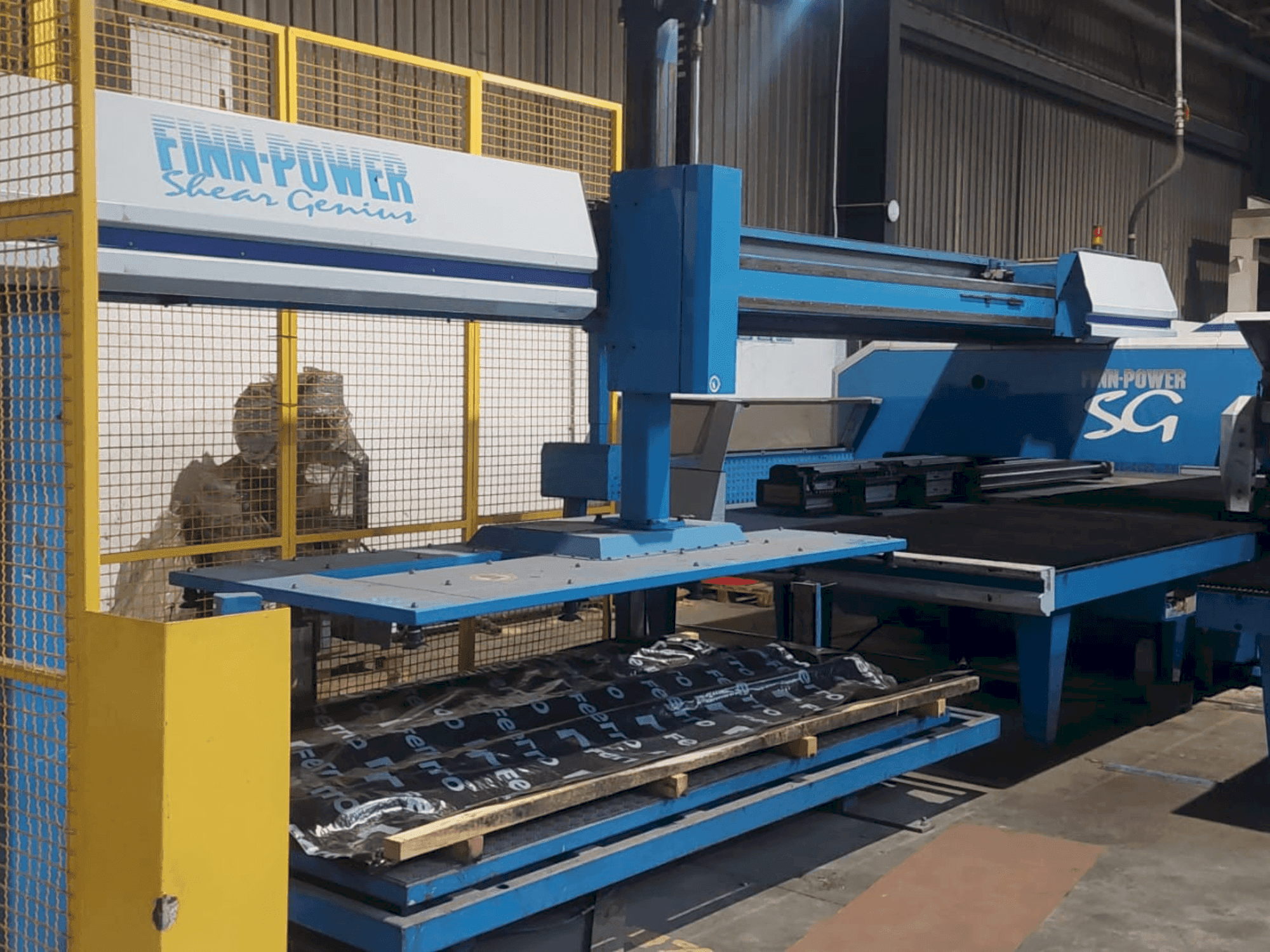 Widok z przodu maszyny Finn-Power Shear Genius TRS 6 SBU