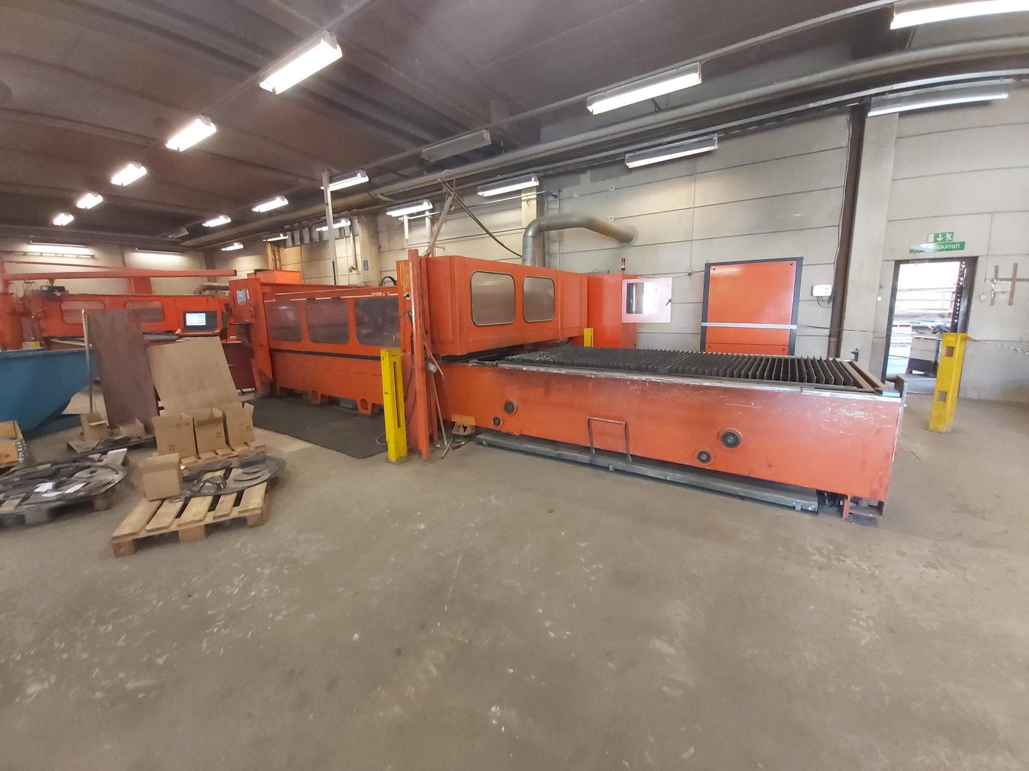 Widok z przodu maszyny Bystronic BTL 3015