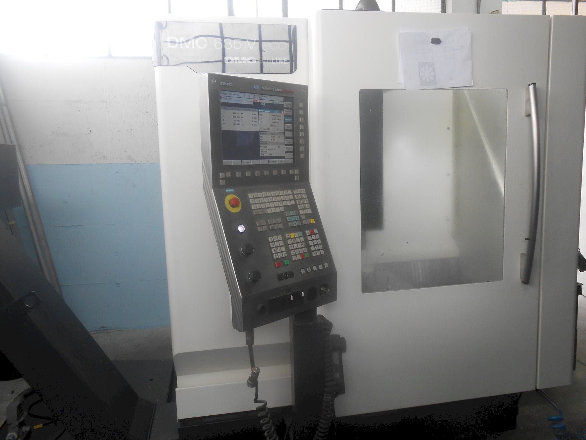 Widok z przodu maszyny DECKEL MAHO DMC 635V