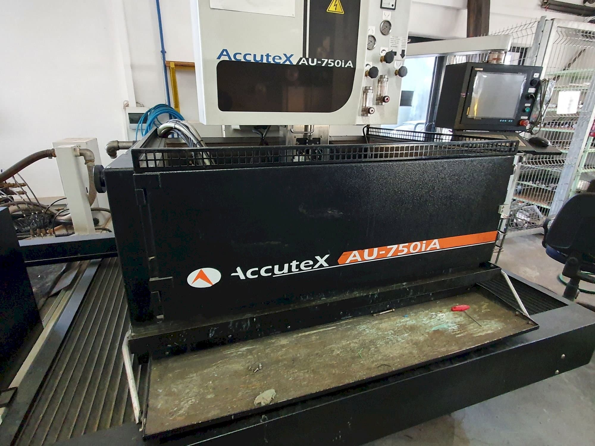 Widok z przodu maszyny AccuteX AU-750iA