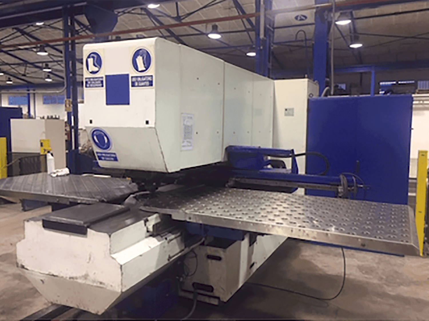 Widok z przodu maszyny Trumpf Trumatic 240R