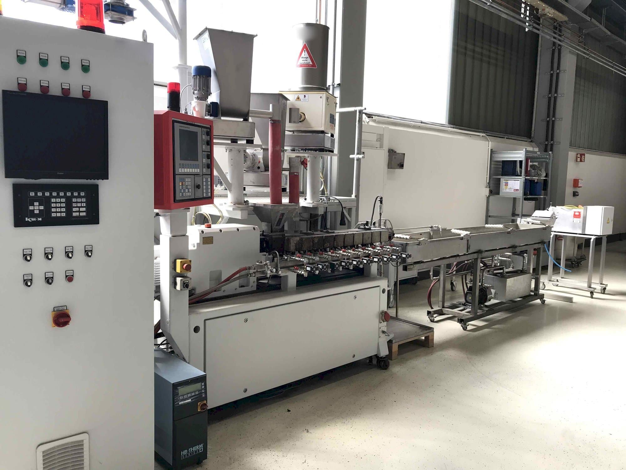 Widok z przodu maszyny Leistriz ZSE 27/GL-44D