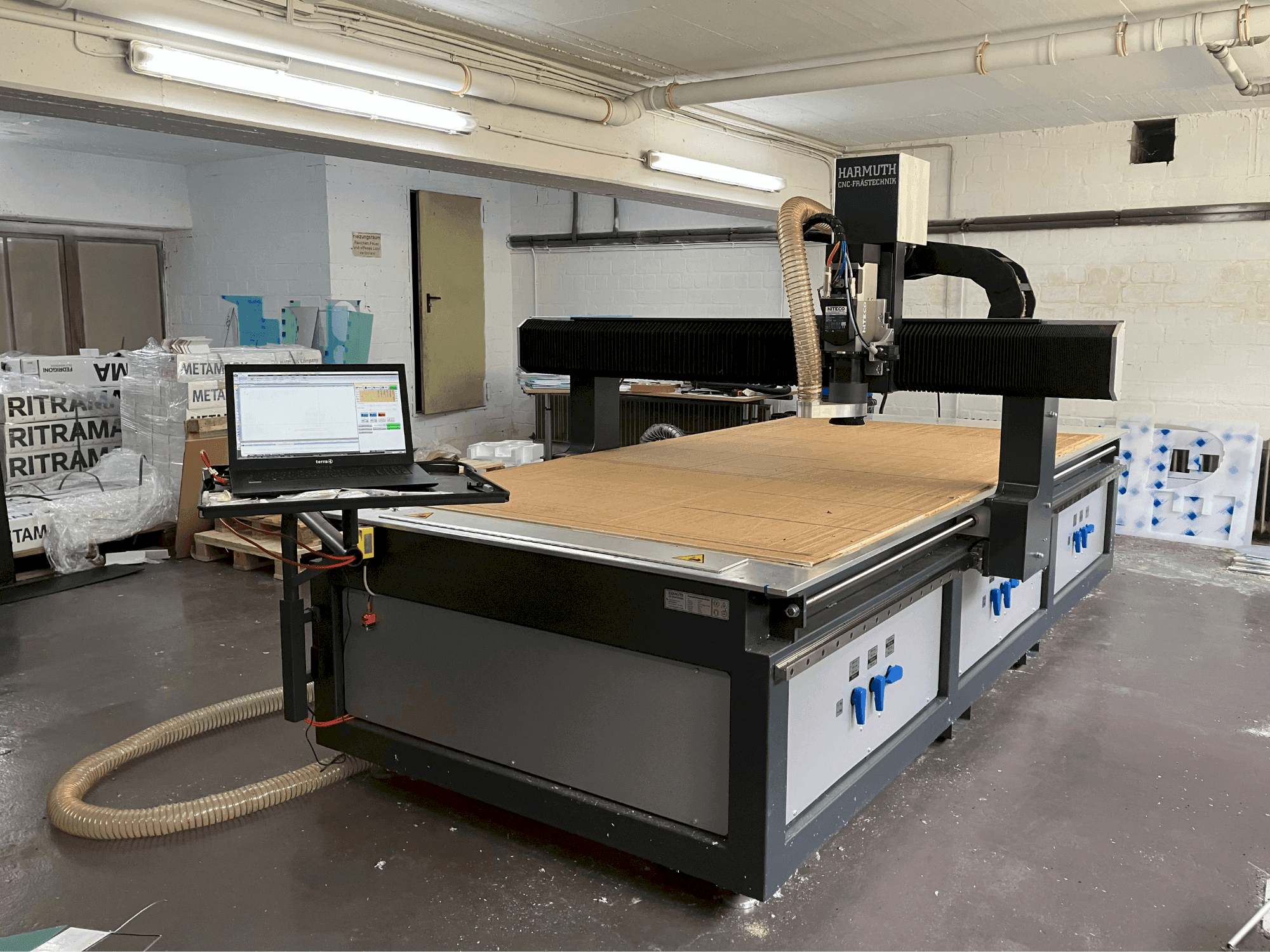 Widok z przodu maszyny HARMUTH F+3000