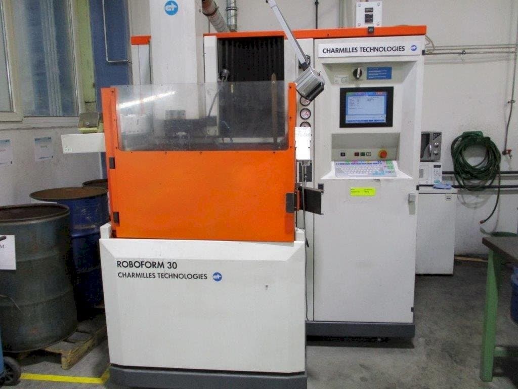 Widok z przodu maszyny AgieCharmilles Roboform 30