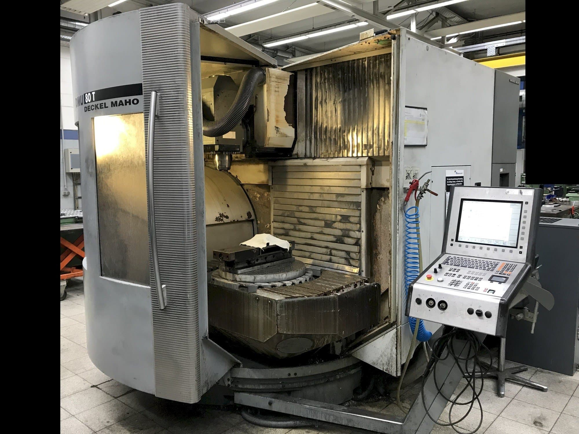 Widok z przodu maszyny DECKEL MAHO DMU 80 T
