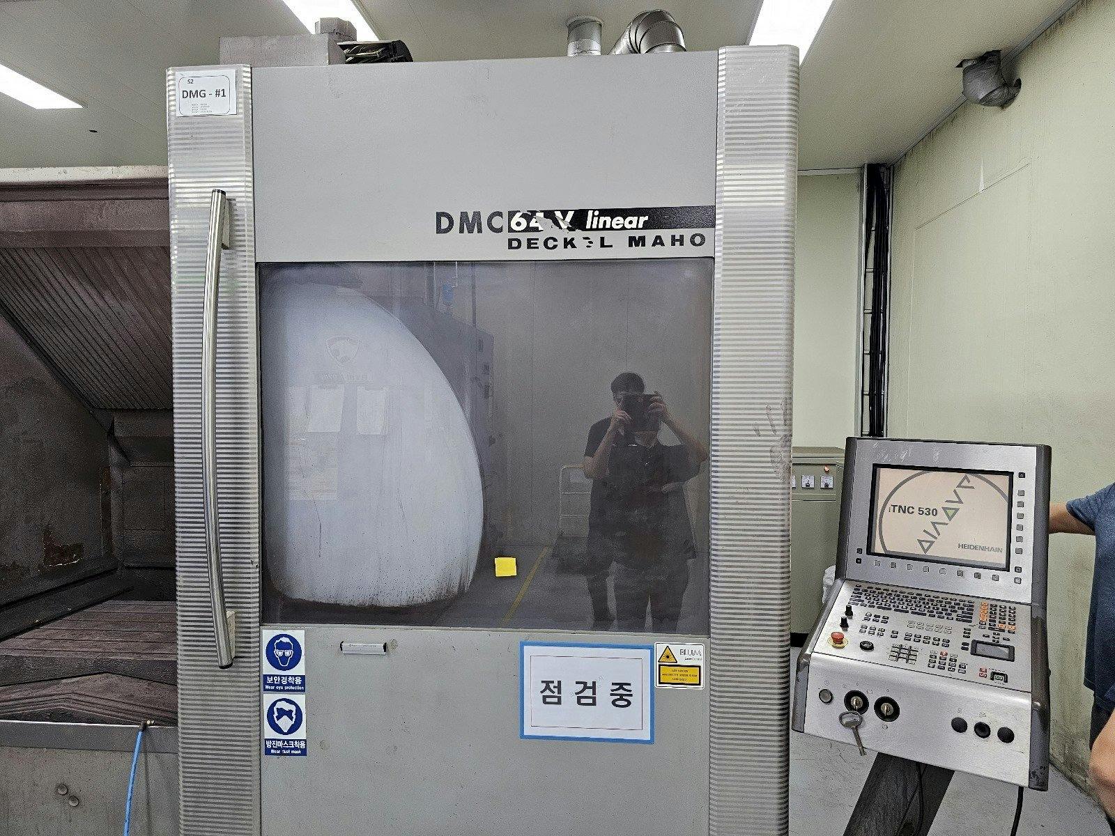 Widok z przodu maszyny DECKEL MAHO DMC 64V linear