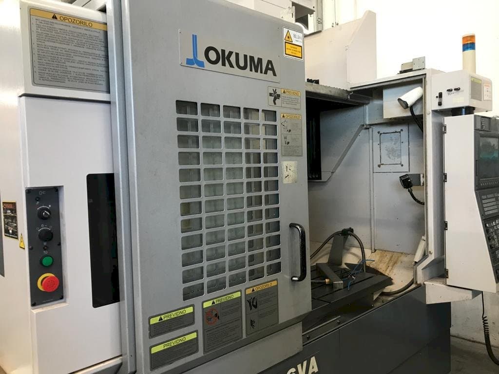 Widok z przodu maszyny Okuma MB 56 VA