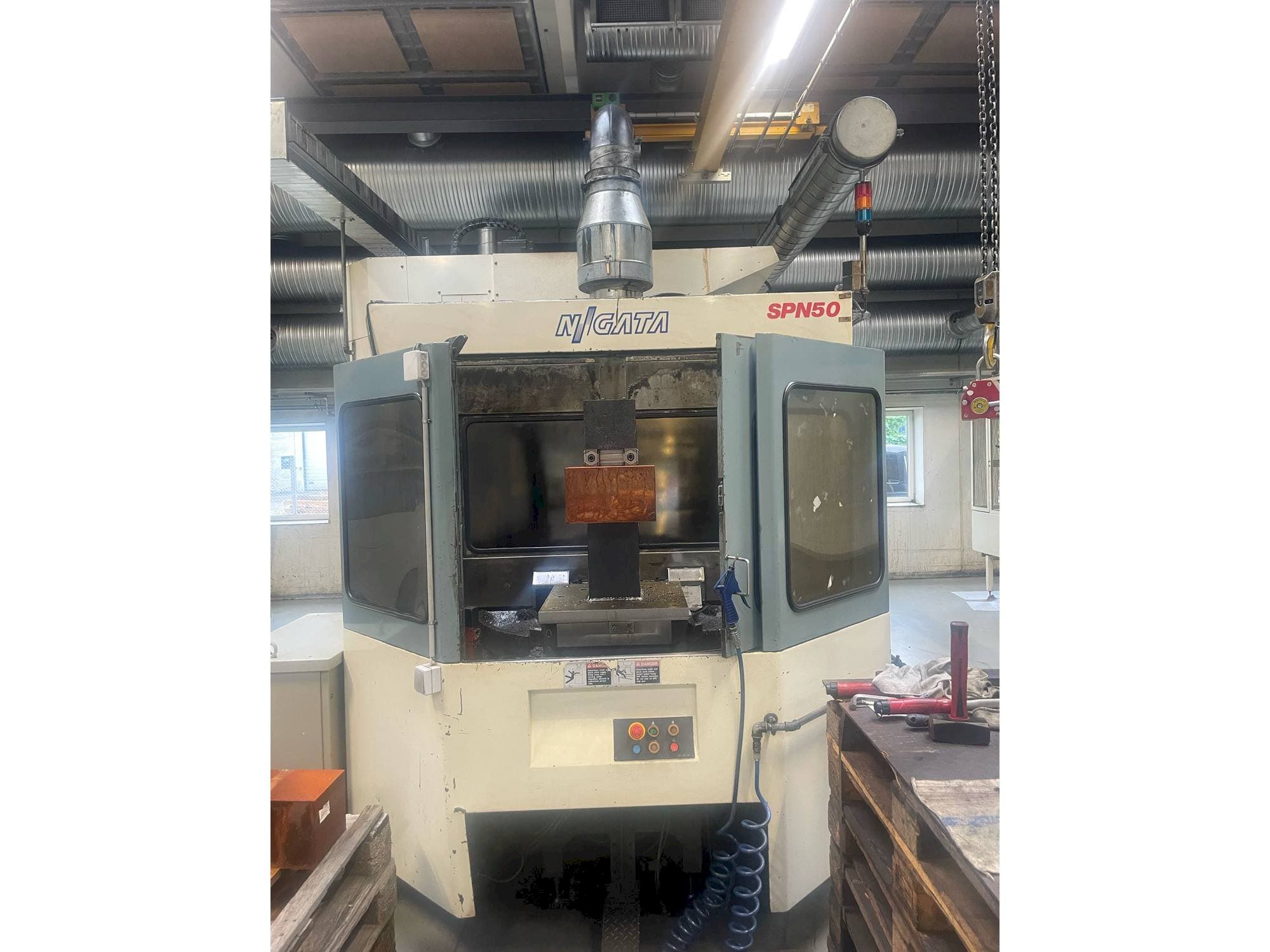 Widok z przodu maszyny Niigata SPN 50