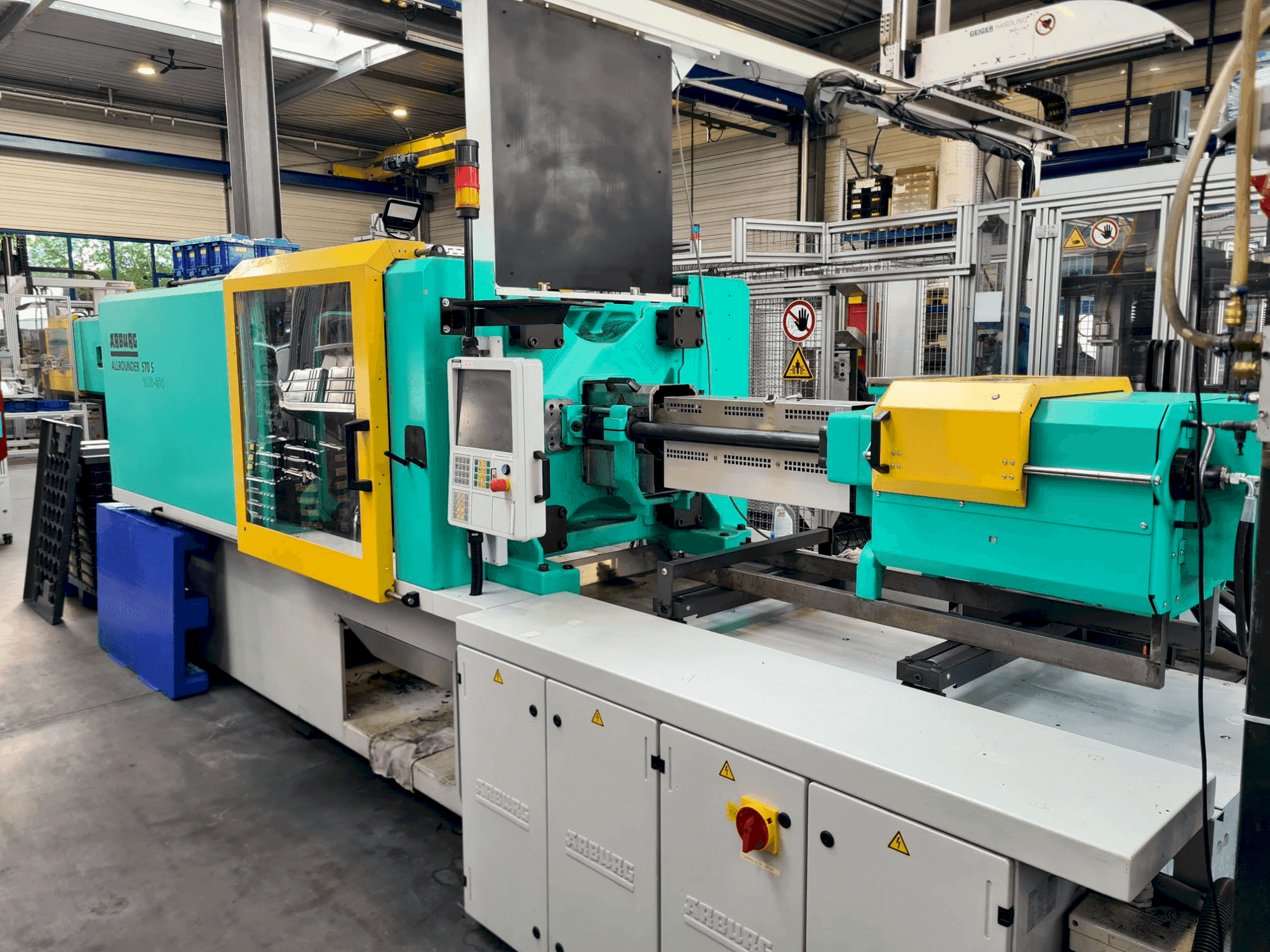 Widok z przodu maszyny Arburg Allrounder 570S 1600-400