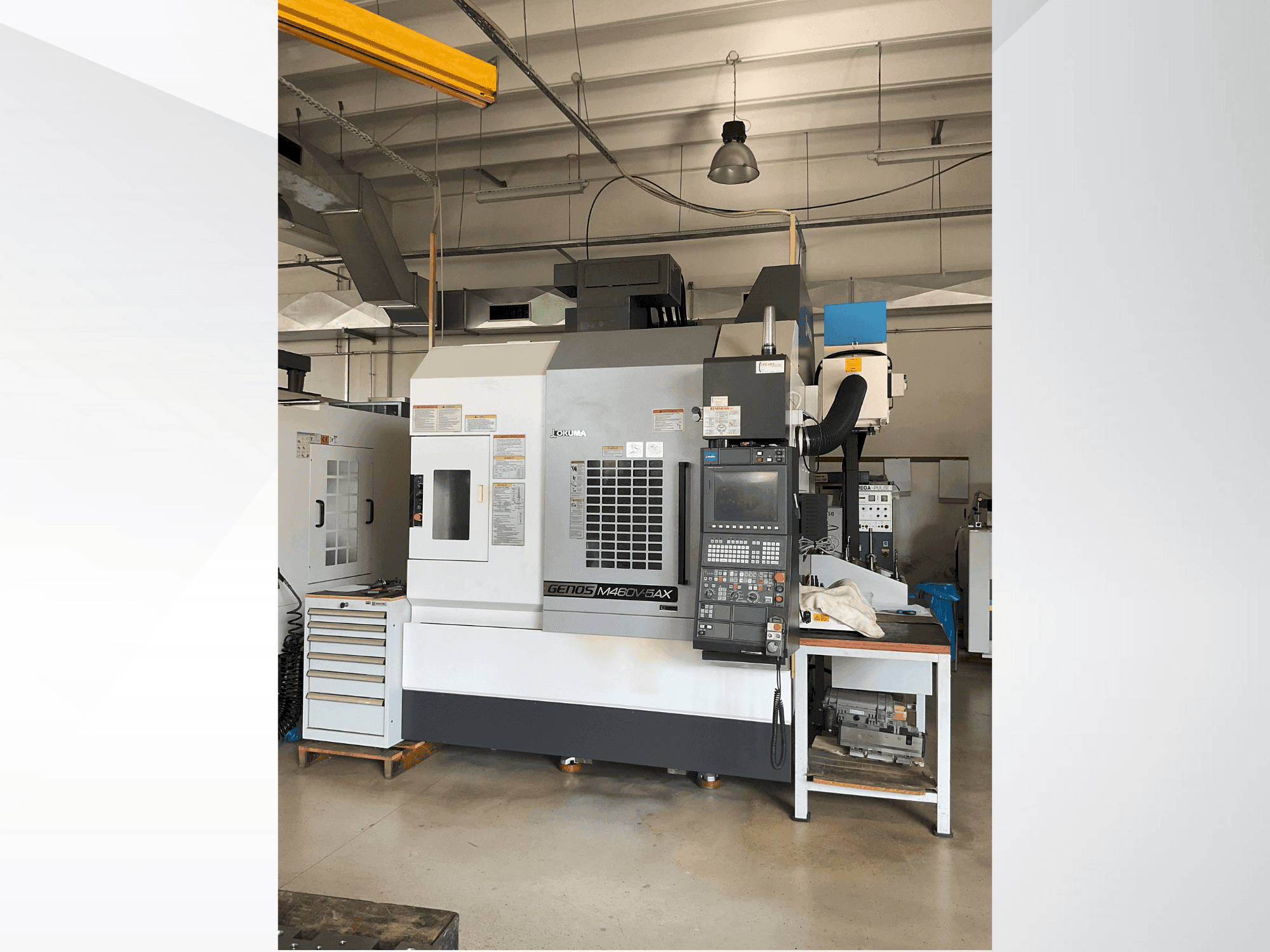 Widok z przodu maszyny Okuma GENOS M460V-5AX