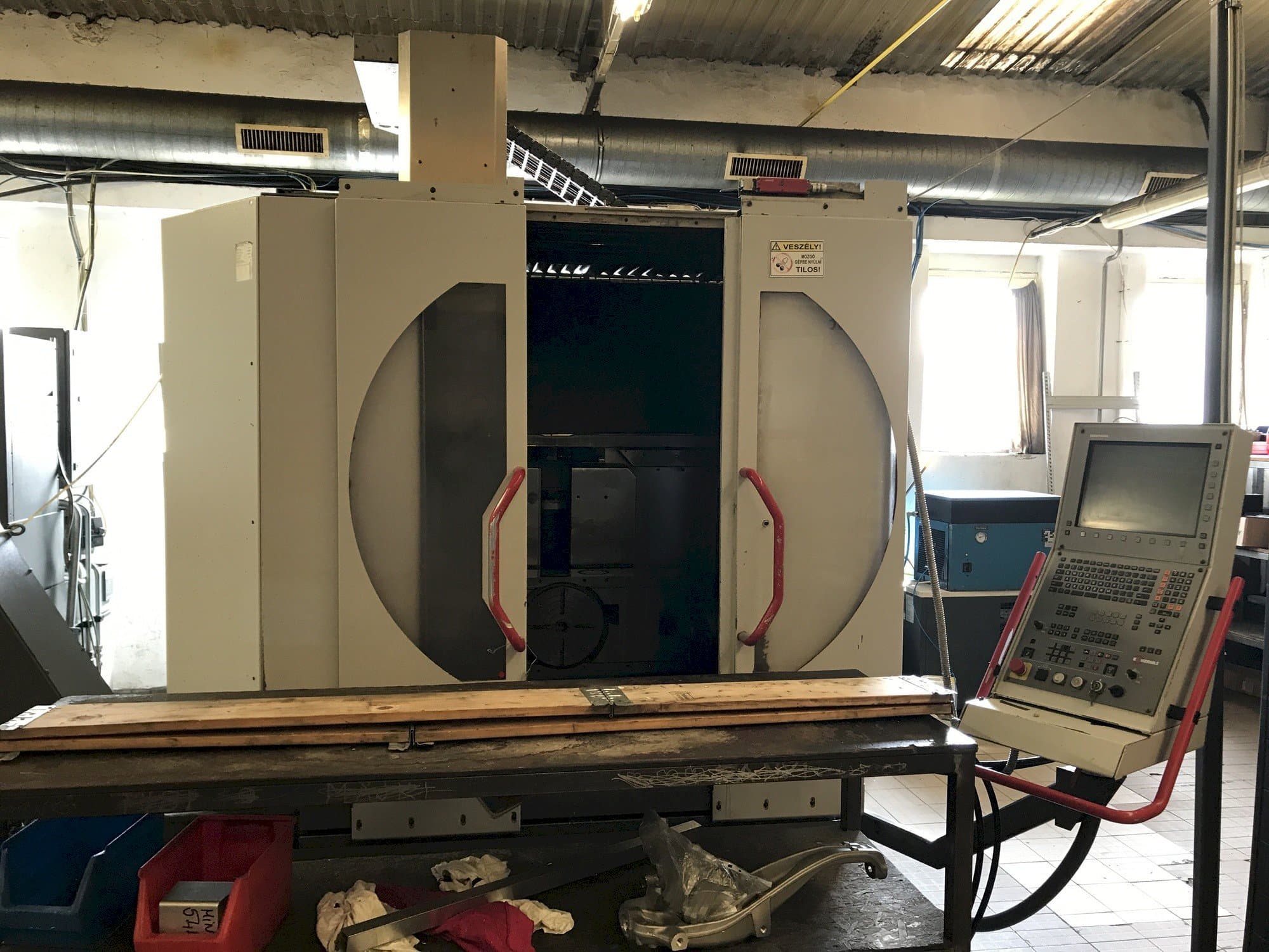 Widok z przodu maszyny HERMLE B 300 U