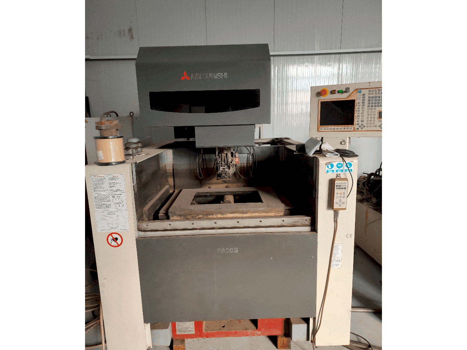 Widok z przodu maszyny Mitsubishi FA20SM