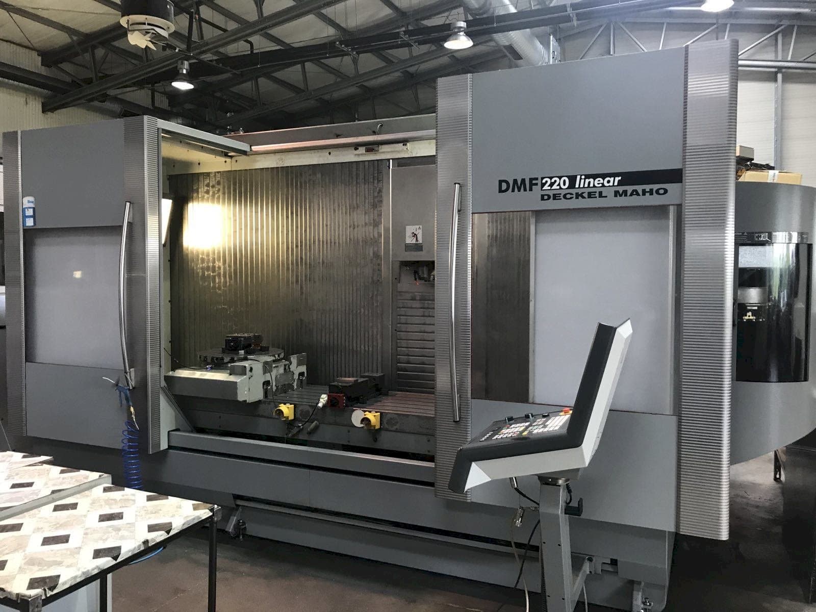 Widok z przodu maszyny DECKEL MAHO DMF 220 Linear