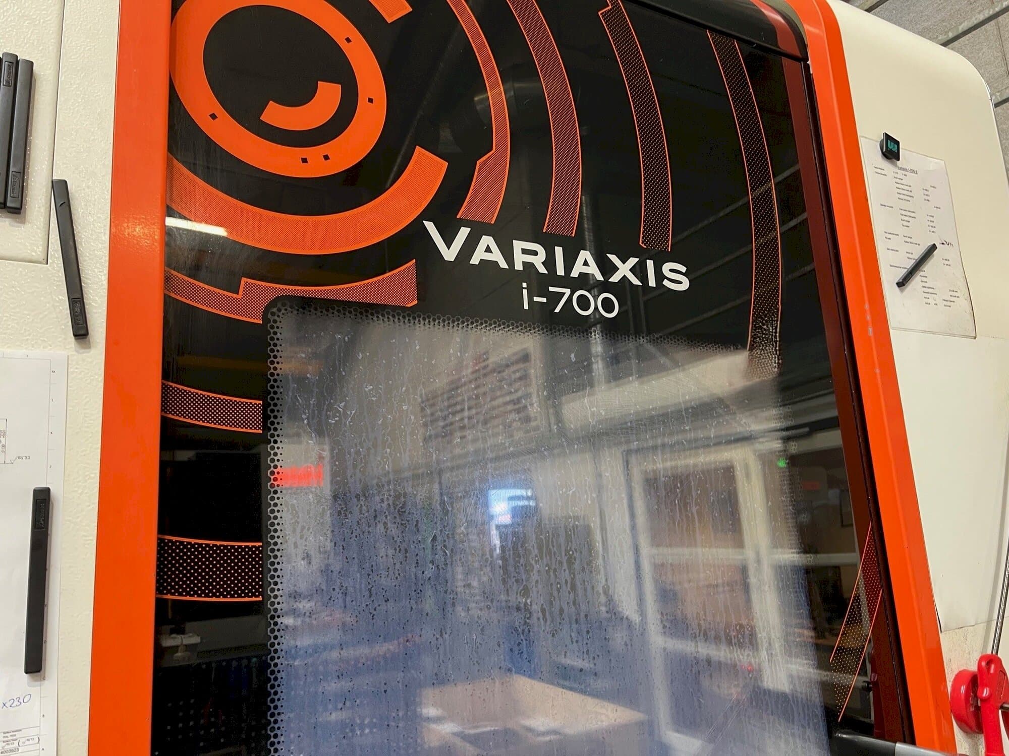 Widok z przodu maszyny Mazak Variaxis i-700
