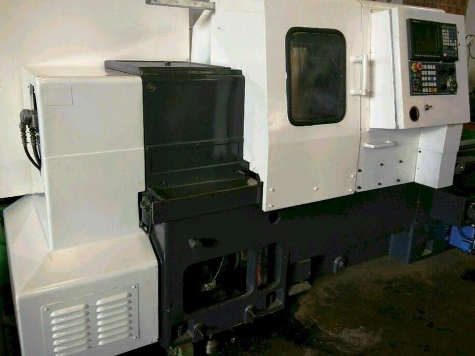 Widok z przodu maszyny MORI SEIKI TL3