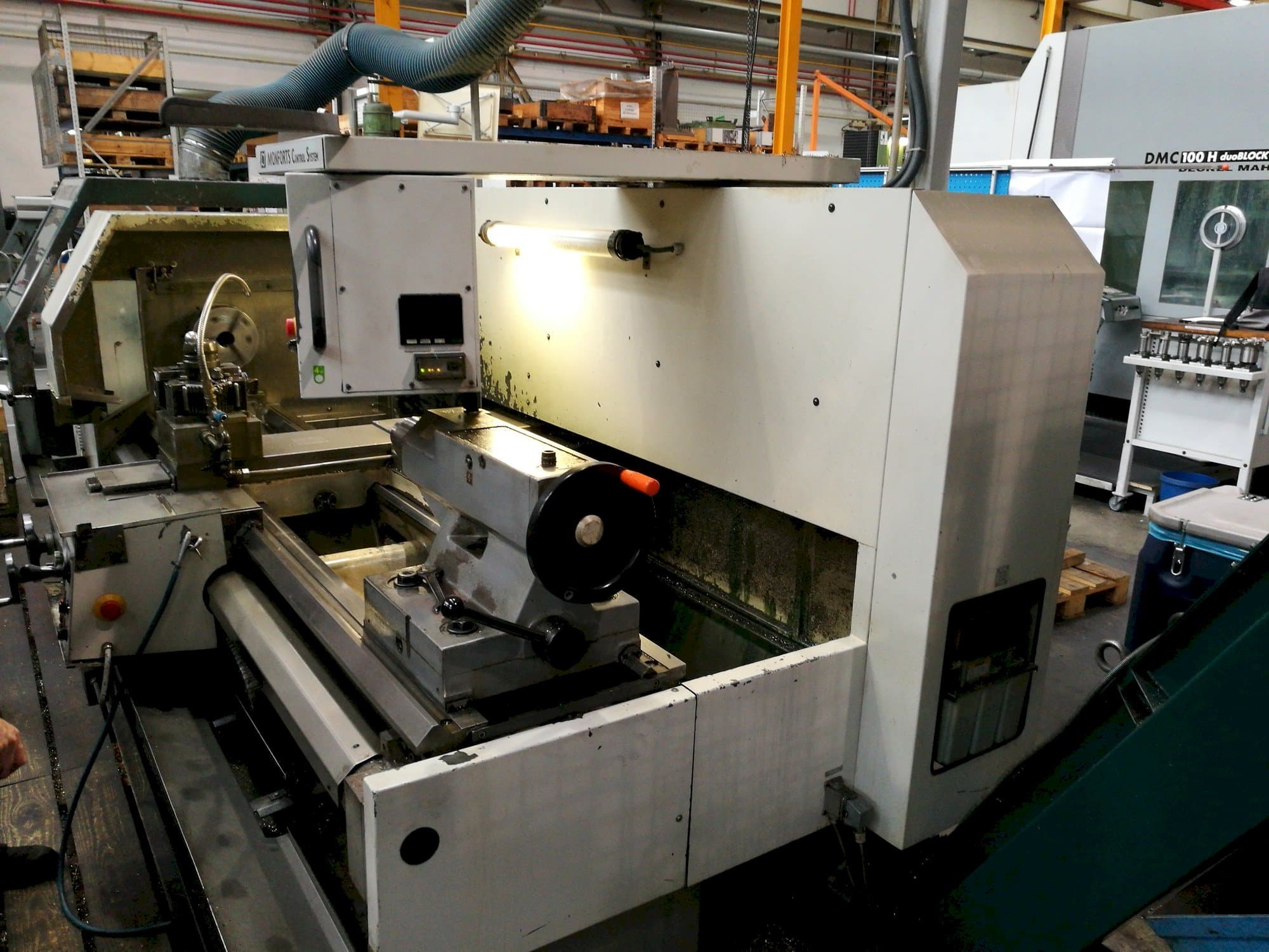 Widok z przodu maszyny Monforts KNC 6