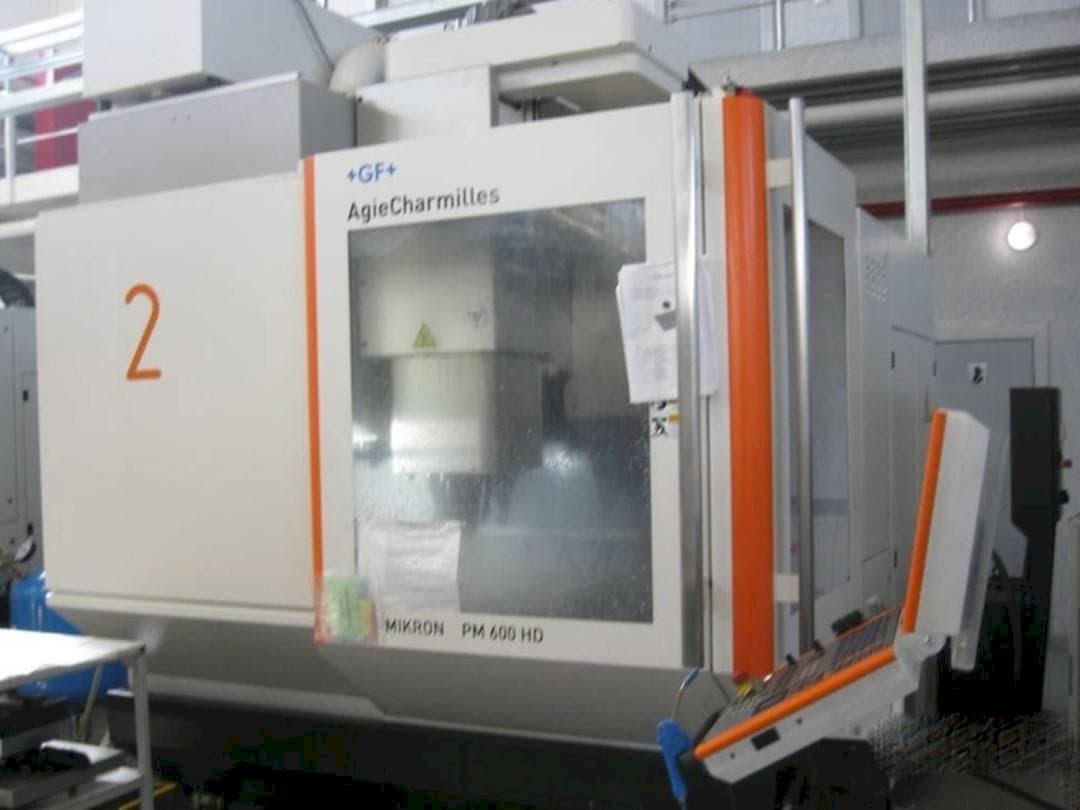 Widok z przodu maszyny AgieCharmilles Mikron HPM 600 HD