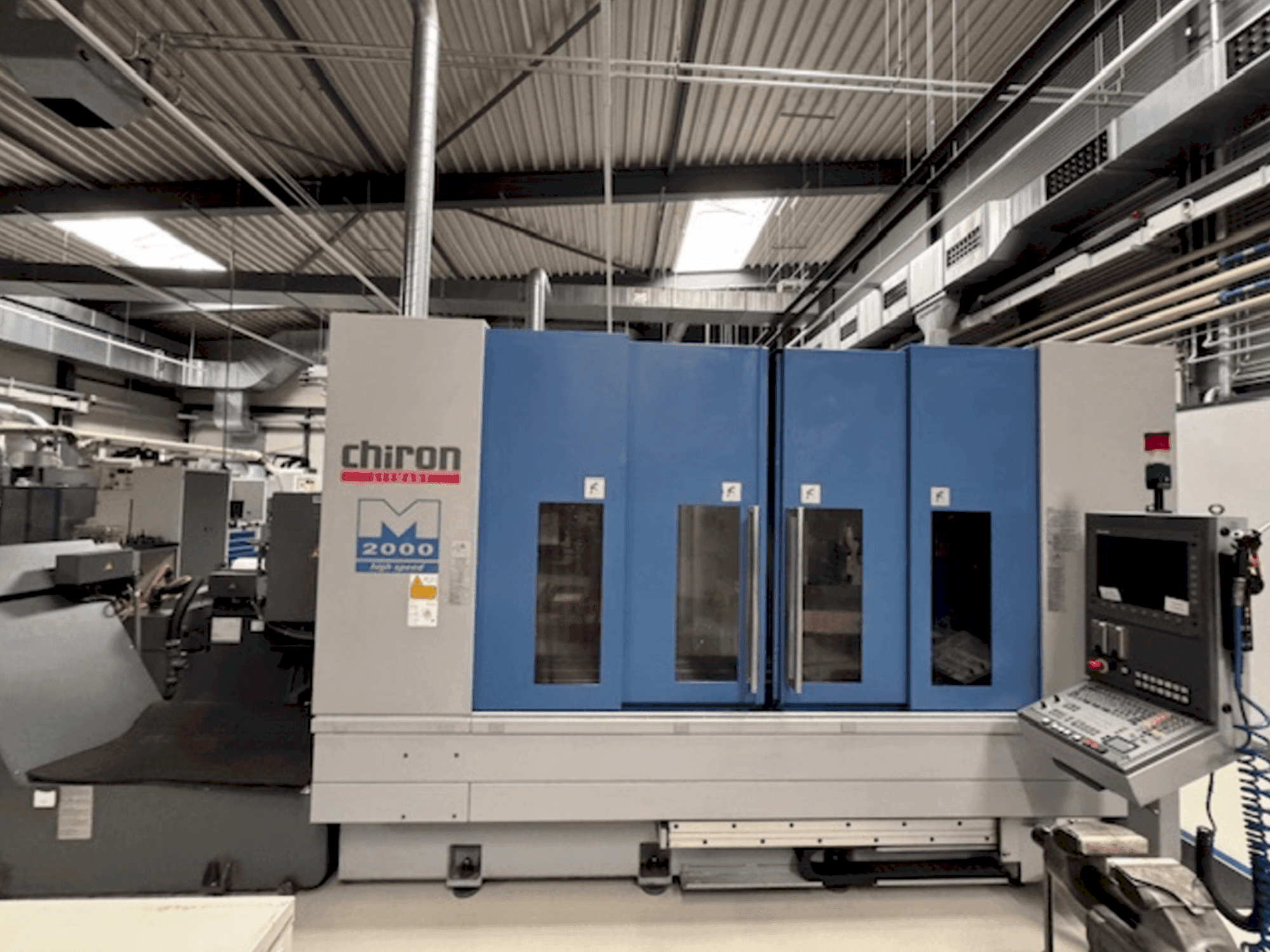 Widok z przodu maszyny CHIRON Mill 2000