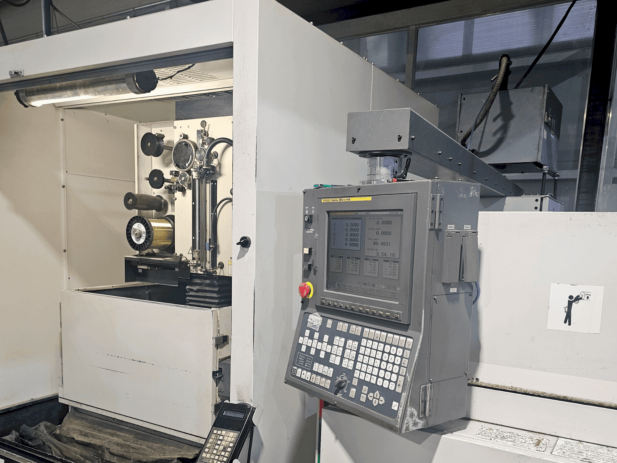 Widok z przodu maszyny FANUC alpha 1iC