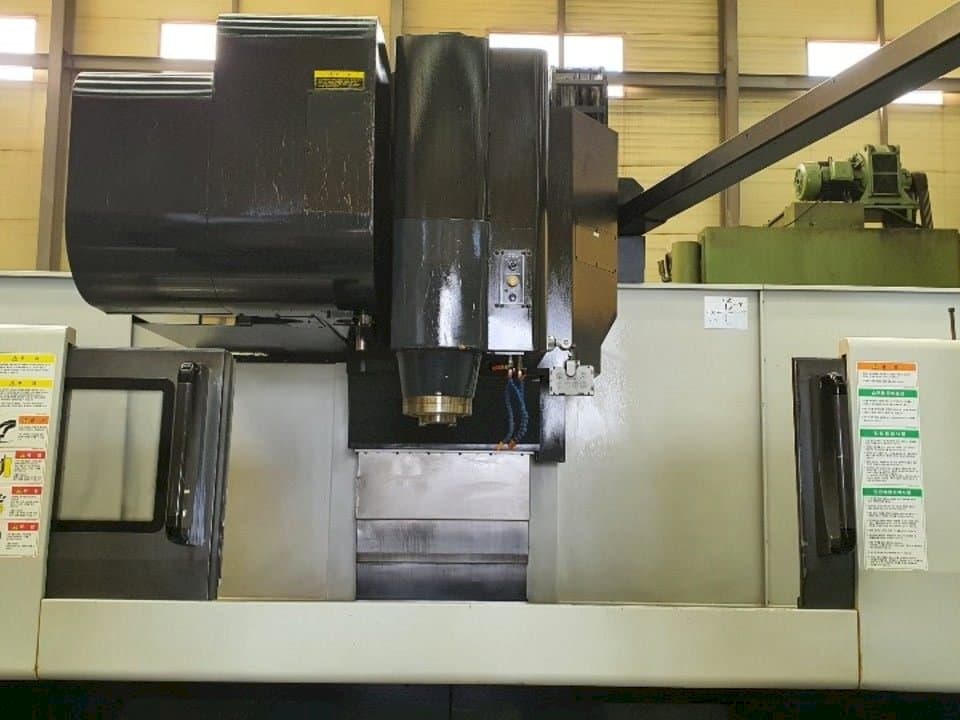 Widok z przodu maszyny Doosan VM 960L
