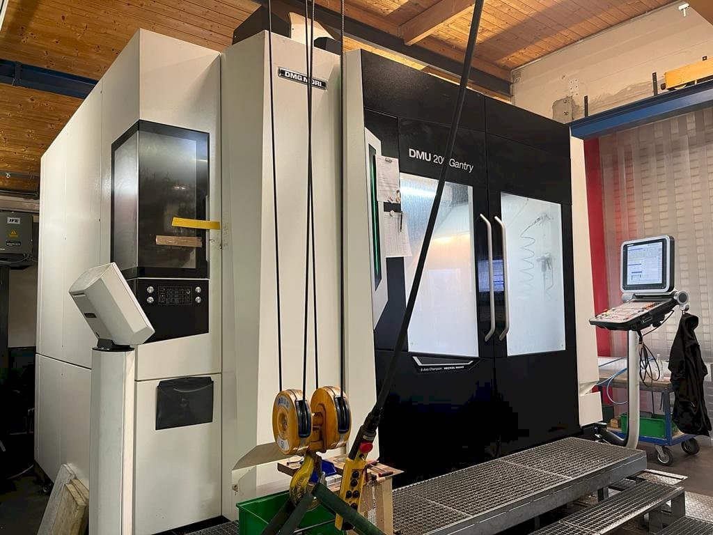Widok z przodu maszyny DMG MORI DMU 200 Gantry
