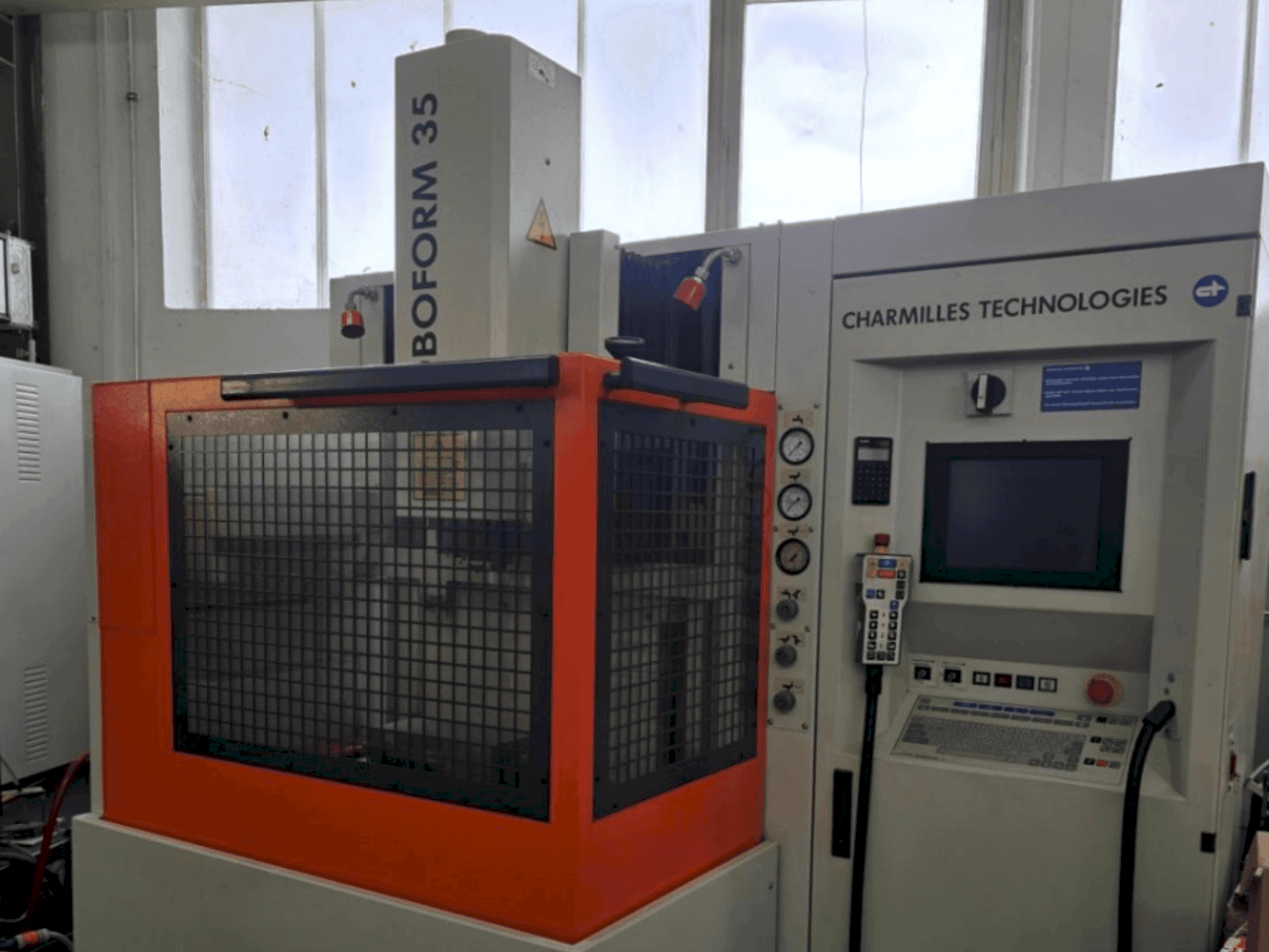 Widok z przodu maszyny CHARMILLES Roboform 35