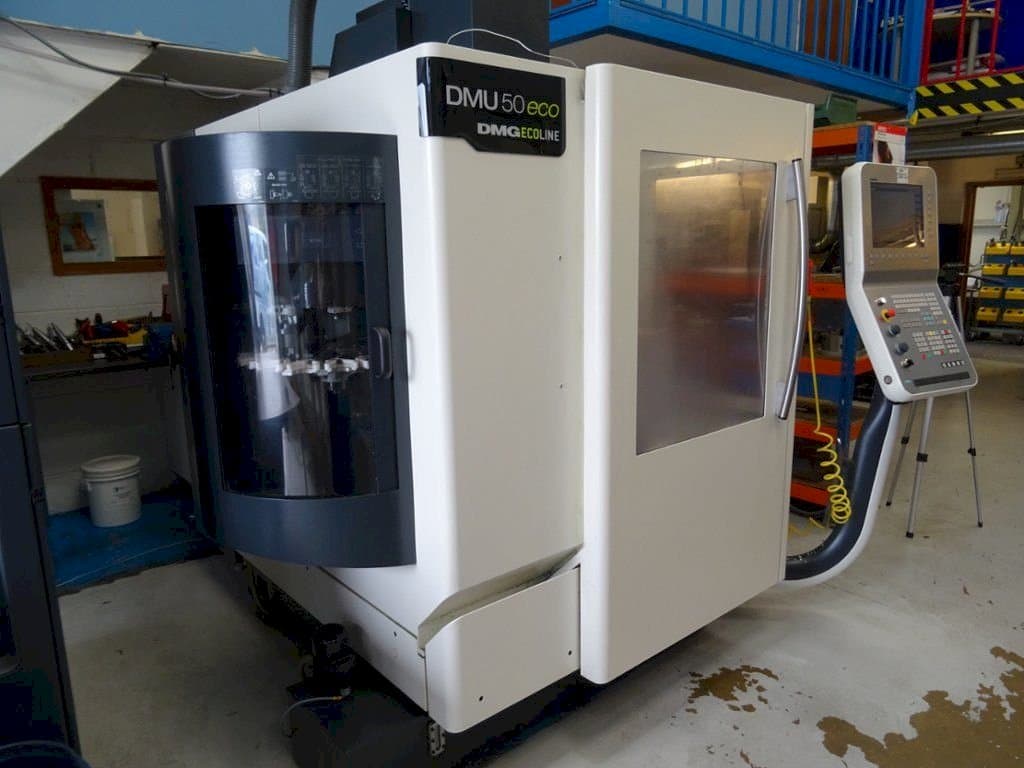 Widok z przodu maszyny DECKEL MAHO DMU 50Eco