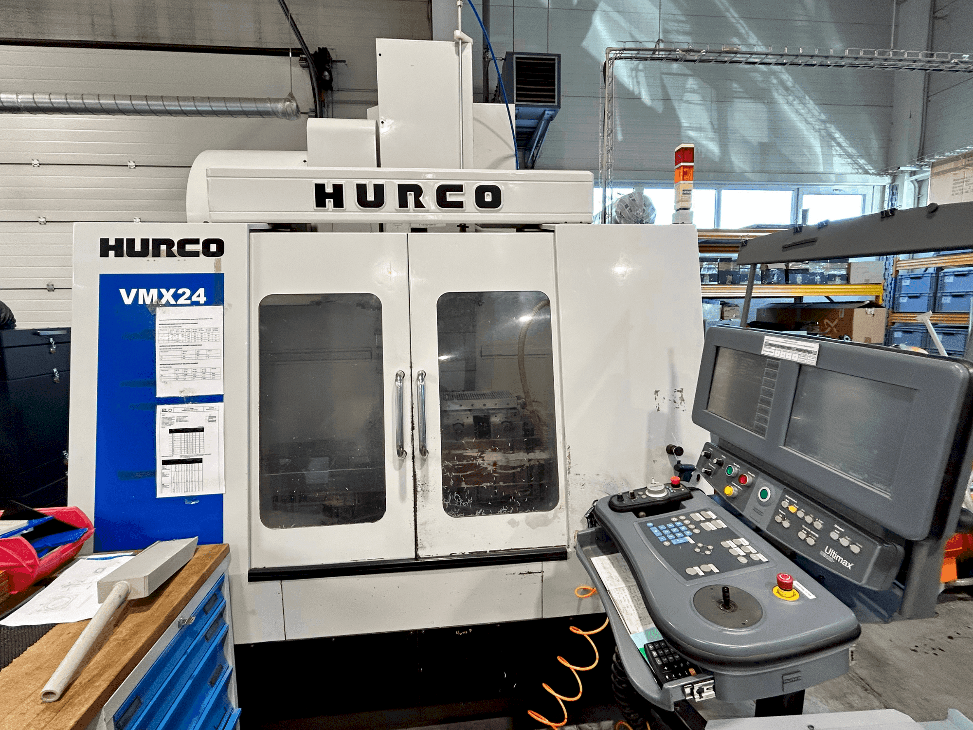 Widok z przodu maszyny Hurco VMX24
