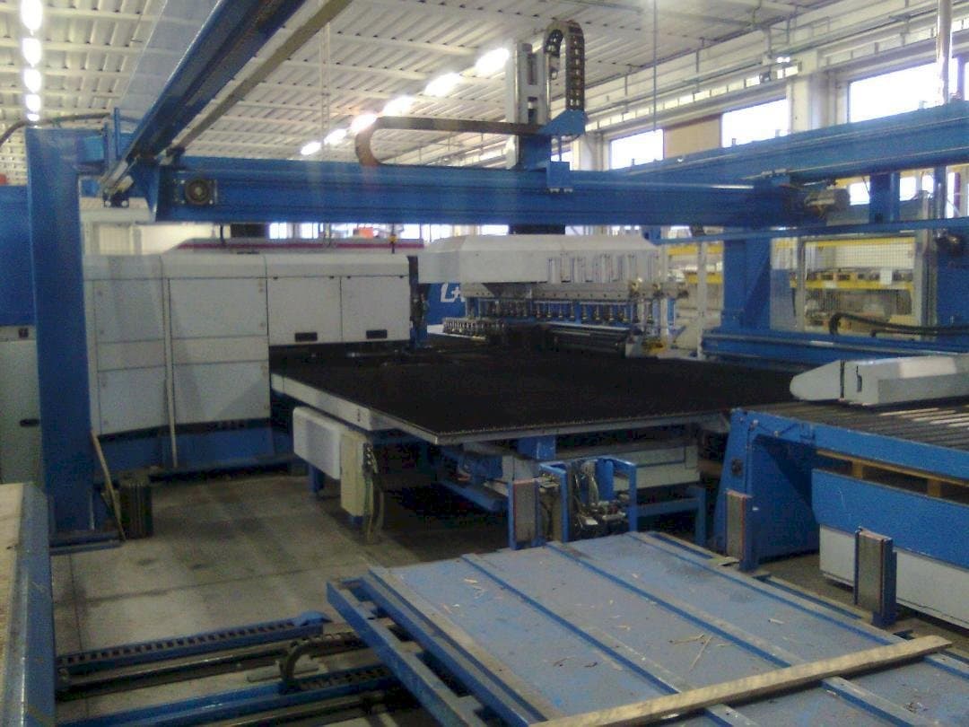 Widok z przodu maszyny Finn-Power LP6