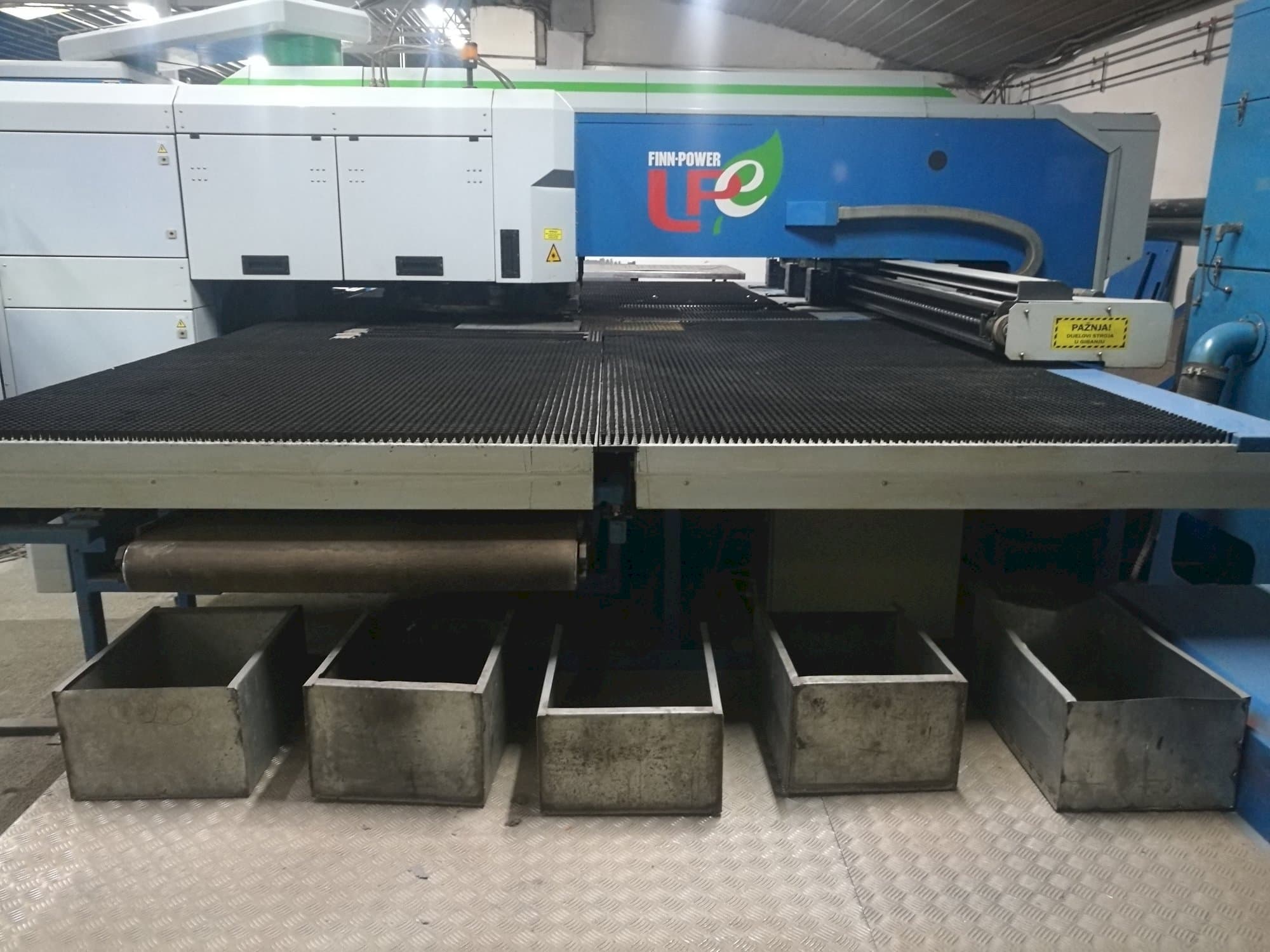 Widok z przodu maszyny Finn-Power LPE5 SWUH