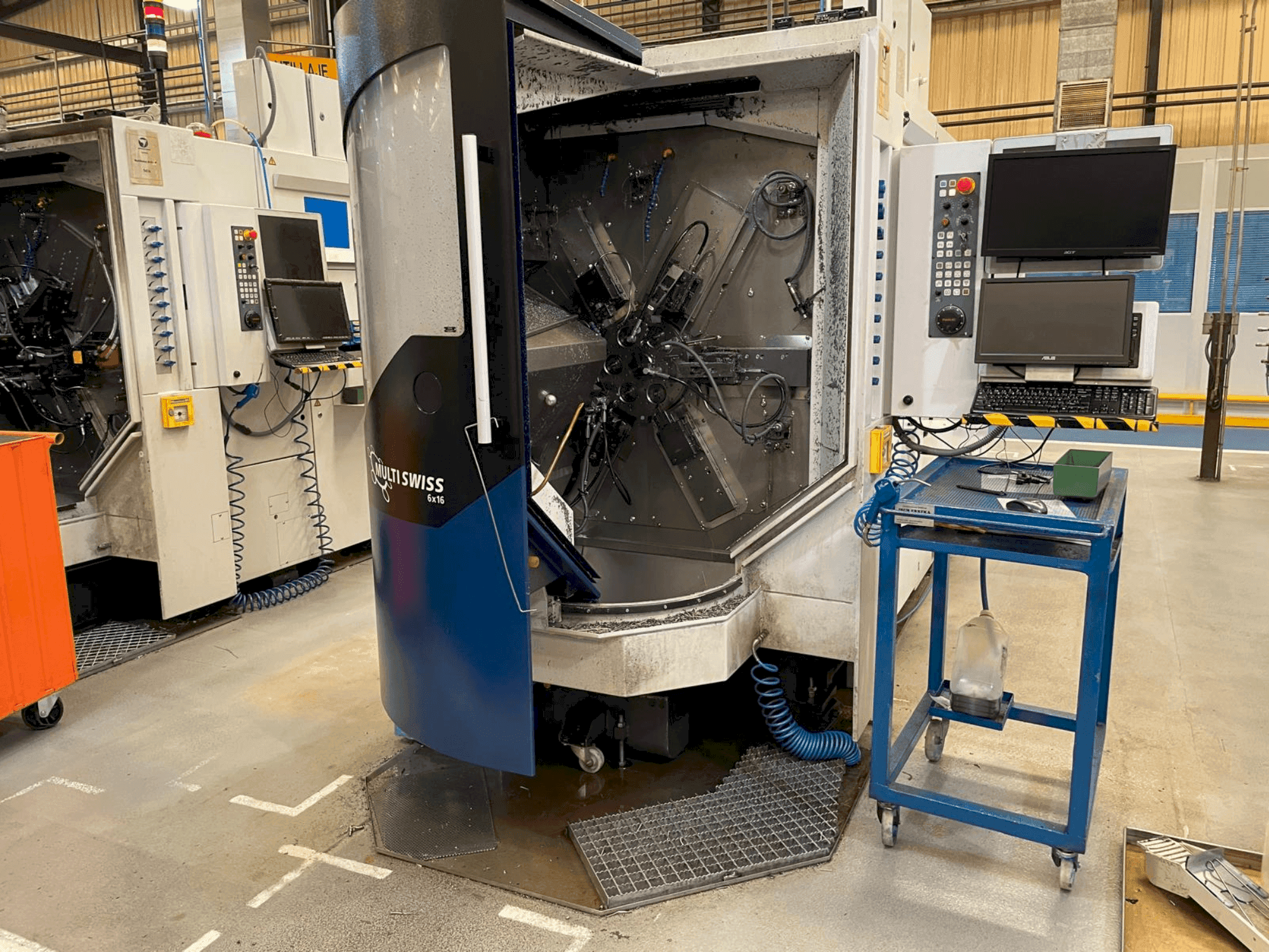 Widok z przodu maszyny TORNOS MultiSwiss 6x16