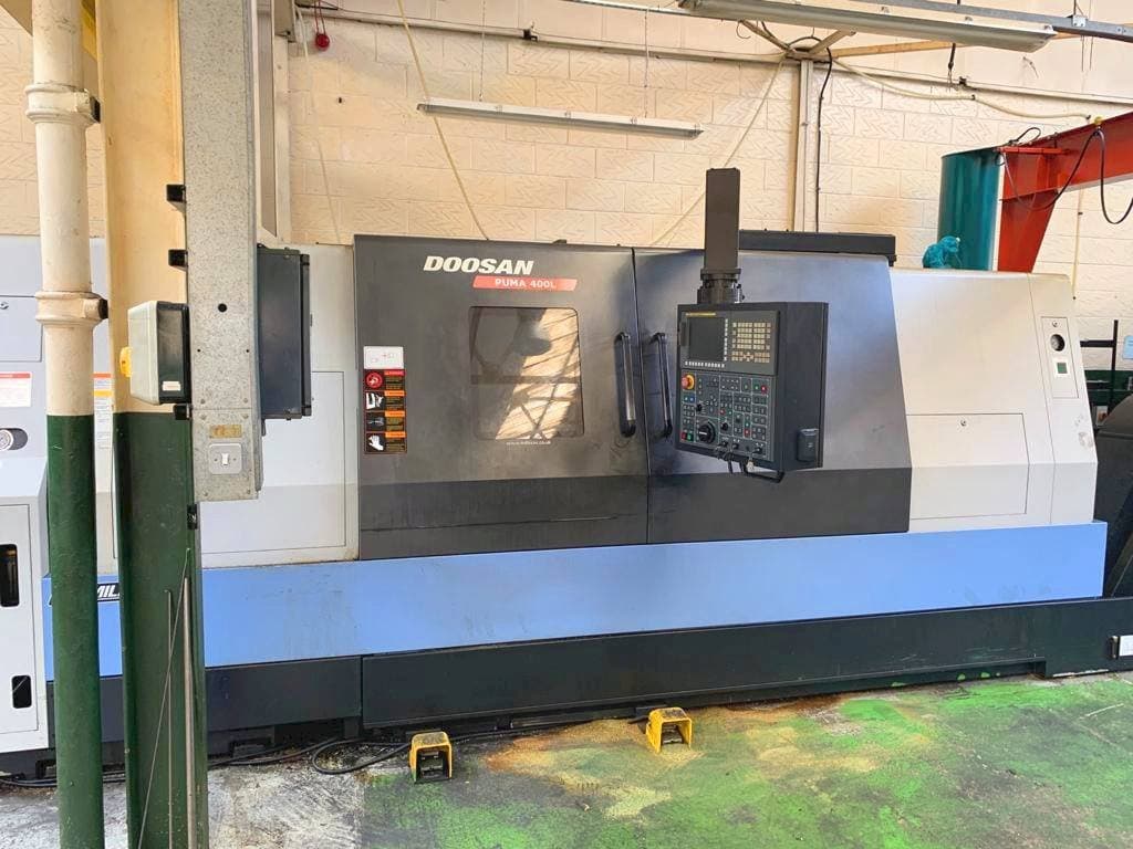 Widok z przodu maszyny Doosan Puma 400LB