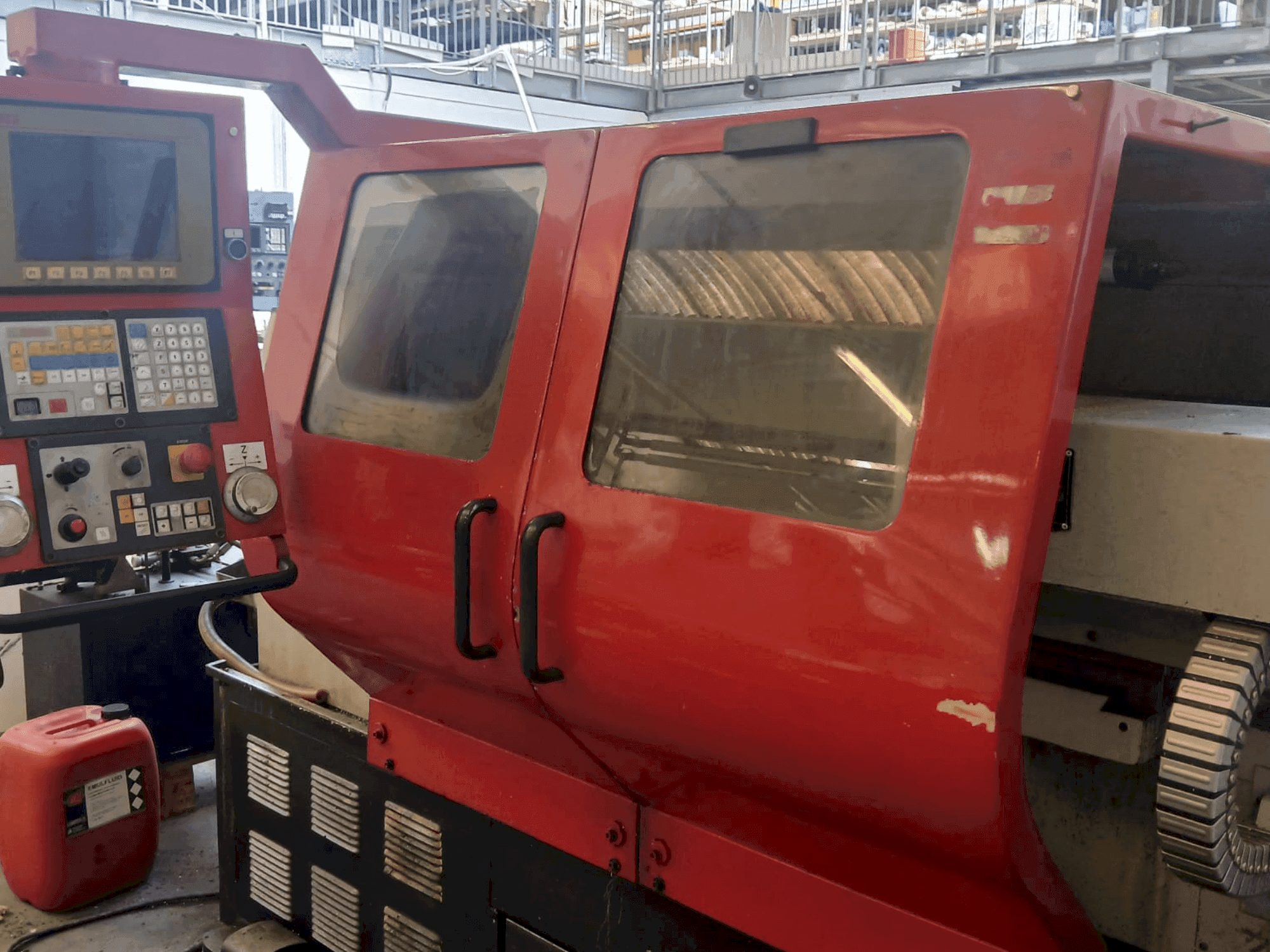 Widok z przodu maszyny EMCO EMCOMAT-E 200X1000