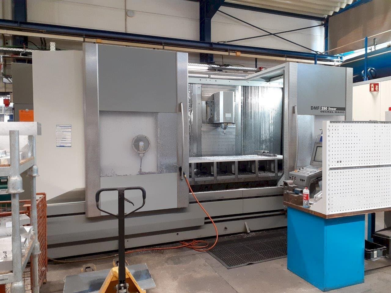 Widok z przodu maszyny DMG MORI DMF 250