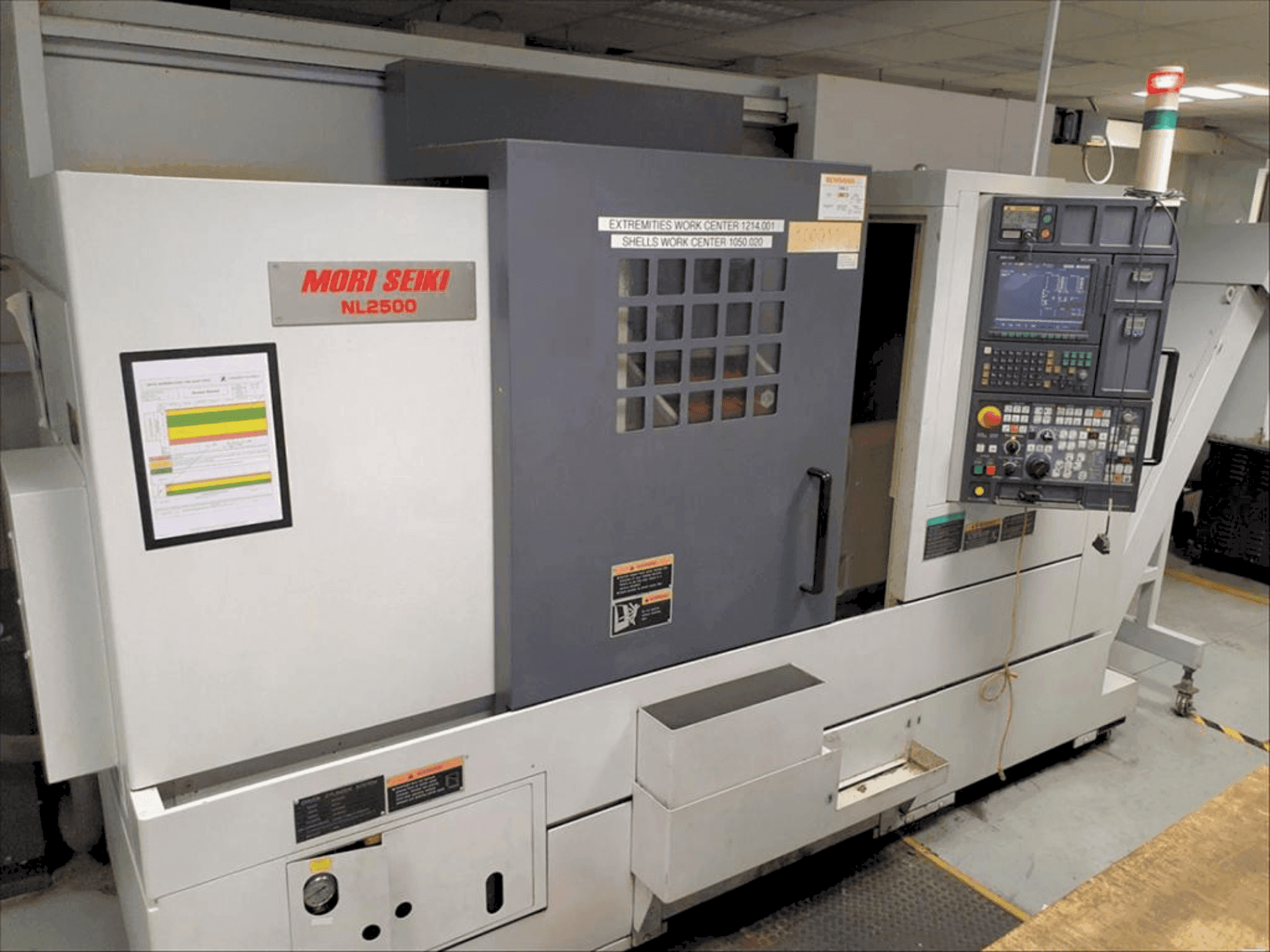 Widok z przodu maszyny MORI SEIKI NL2500Y