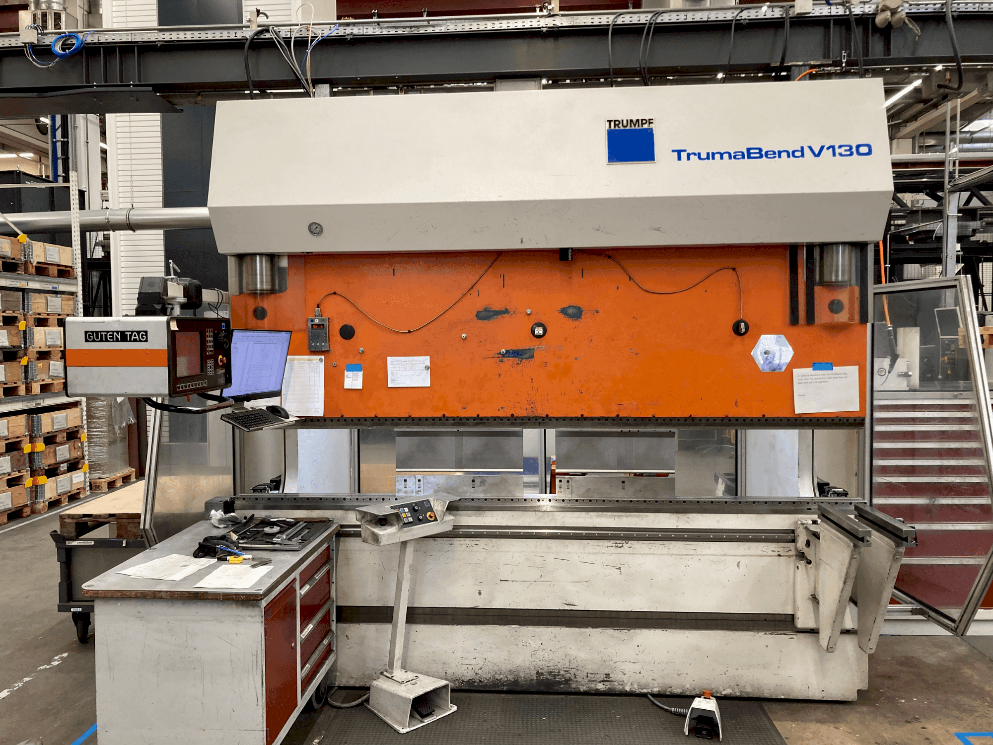 Widok z przodu maszyny TRUMPF TrumaBend V130