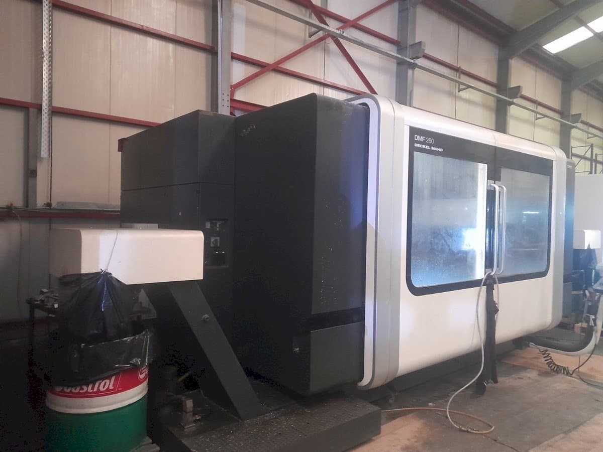 Widok lewej strony maszyny DECKEL MAHO DMF 260
