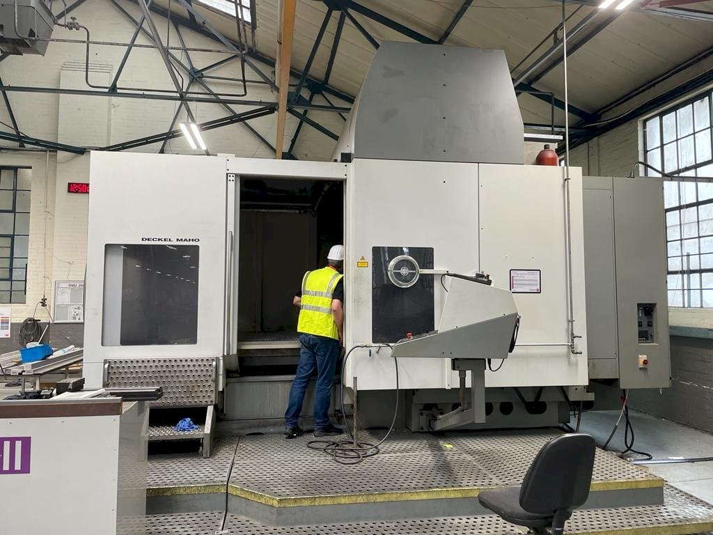 Widok z przodu maszyny DECKEL MAHO DMU 200T