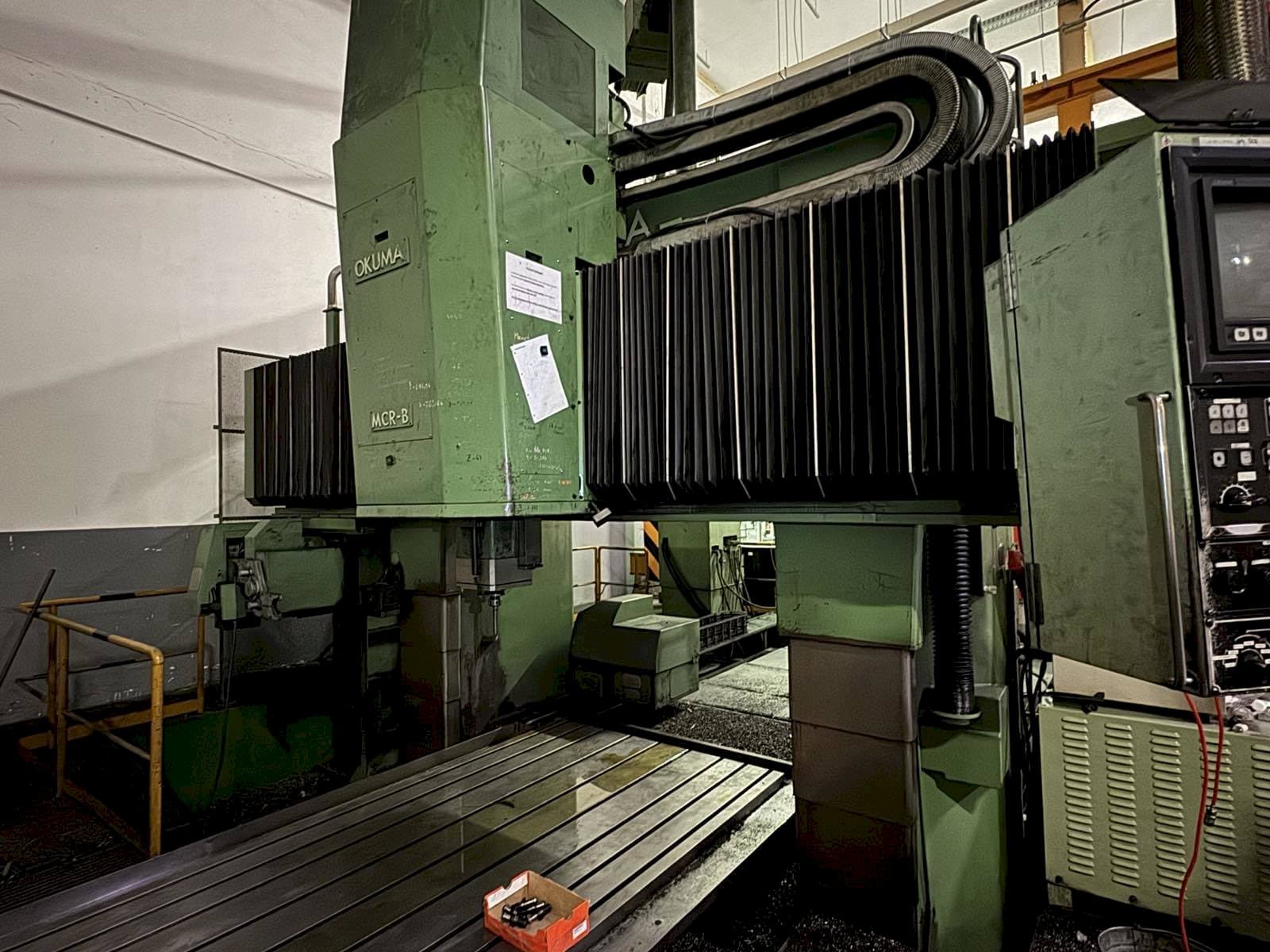 Widok z przodu maszyny Okuma MCR-B
