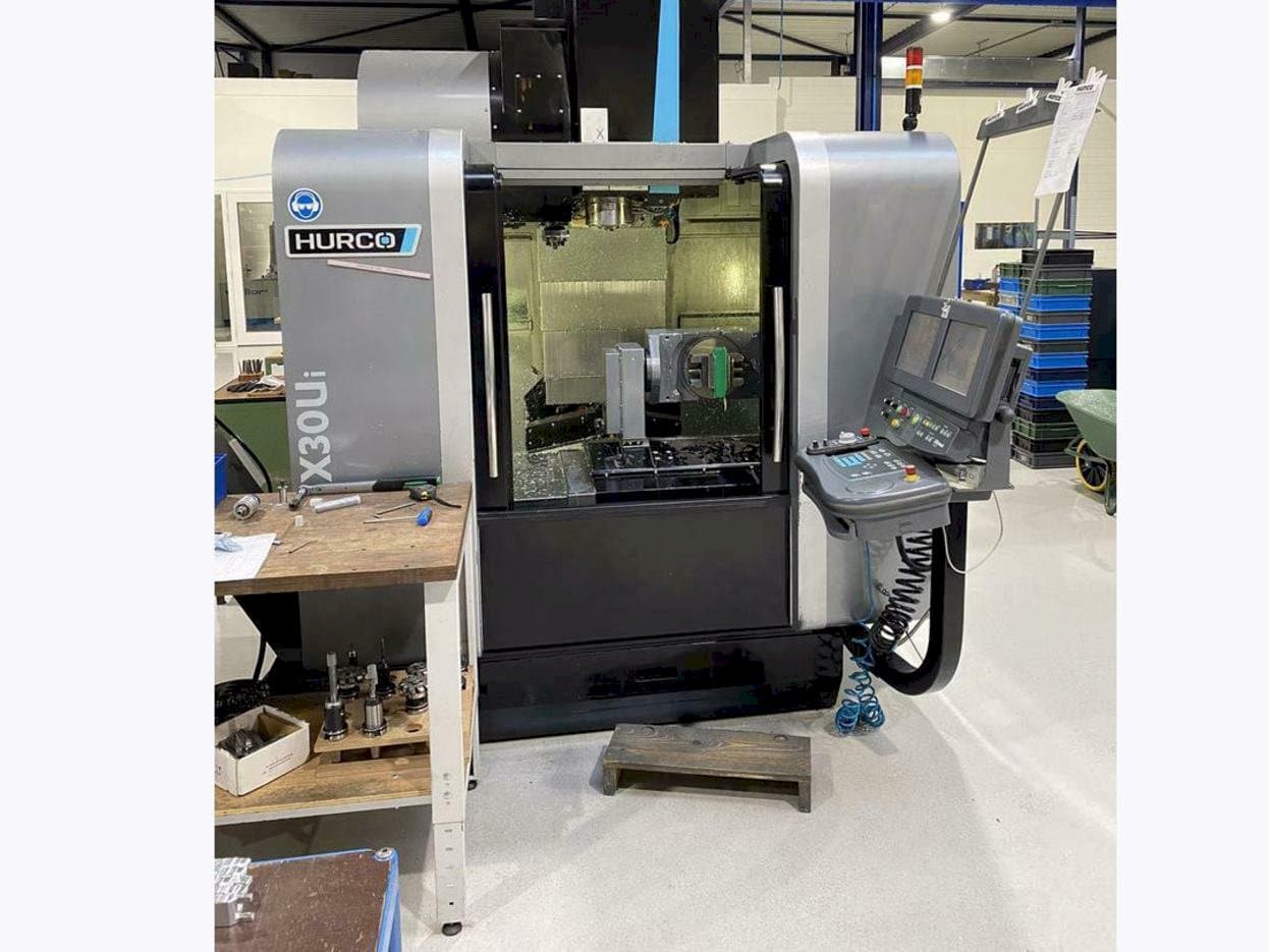 Widok z przodu maszyny Hurco VMX30 Ui