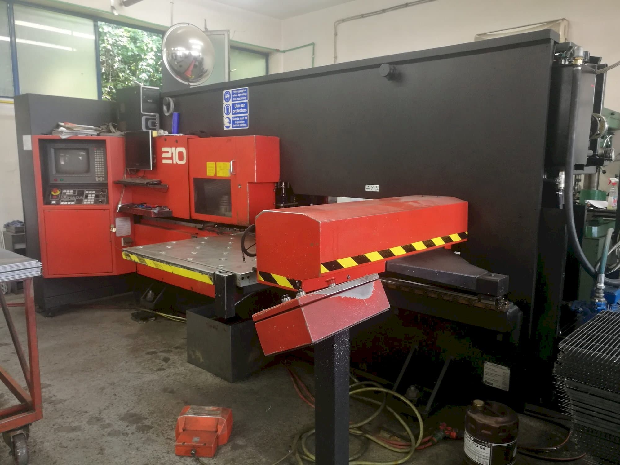 Widok z przodu maszyny AMADA Arcade 210