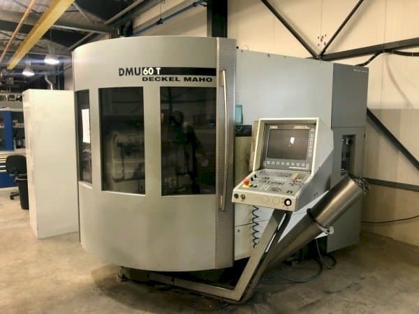 Widok z przodu maszyny DECKEL MAHO DMU 60T
