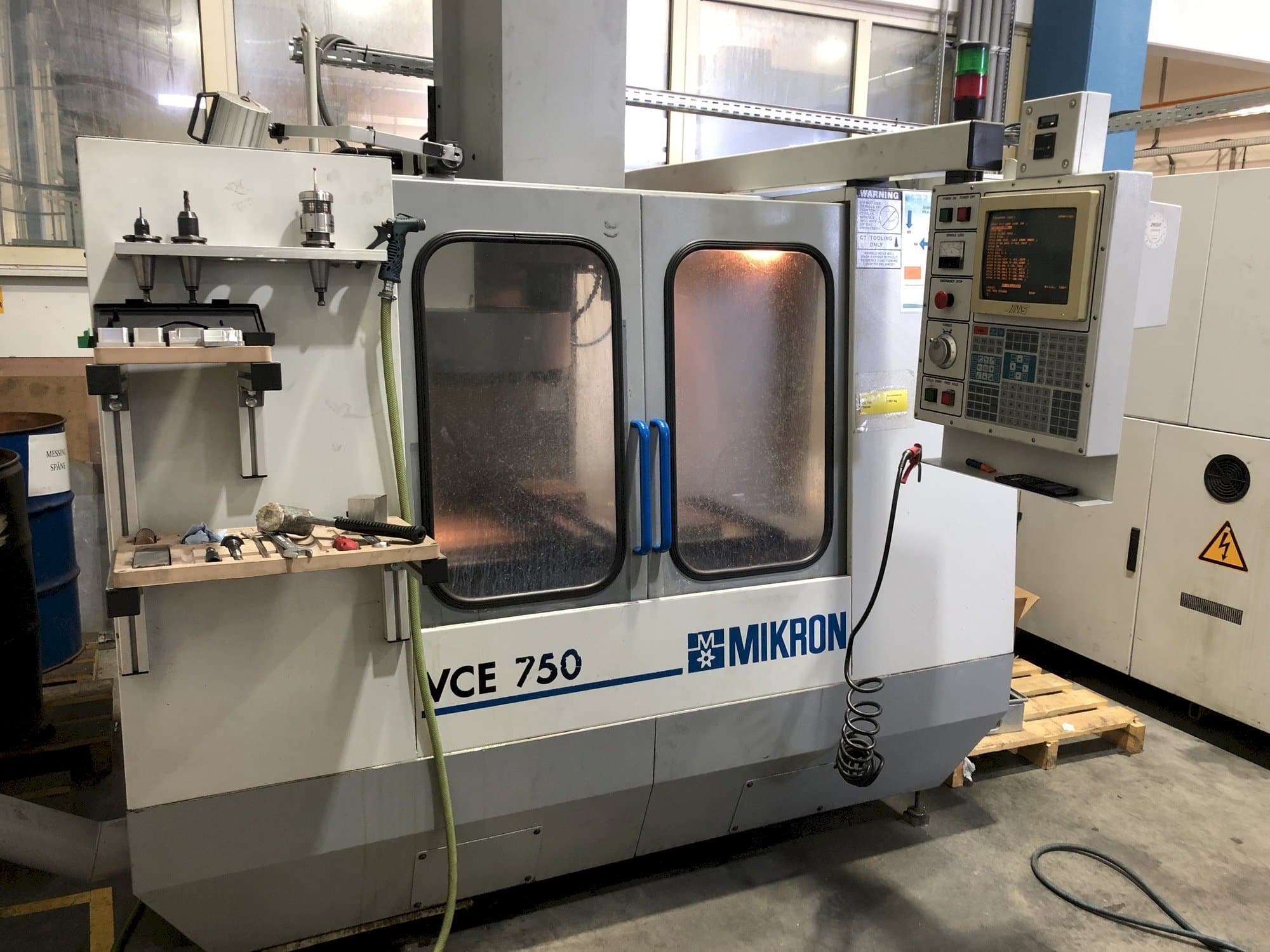 Widok z przodu maszyny MIKRON VCE 750
