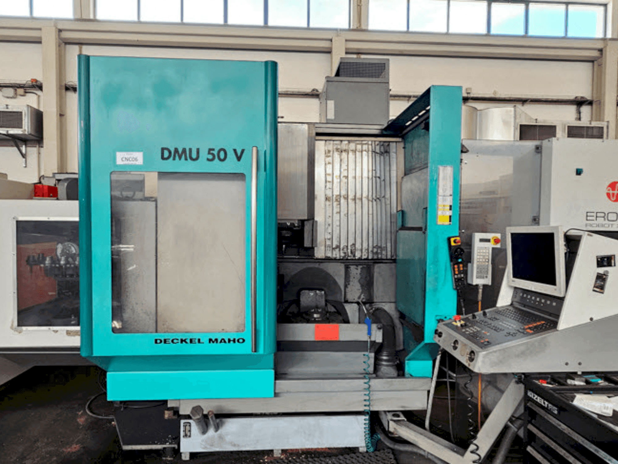 Widok z przodu maszyny DECKEL MAHO DMU 50V