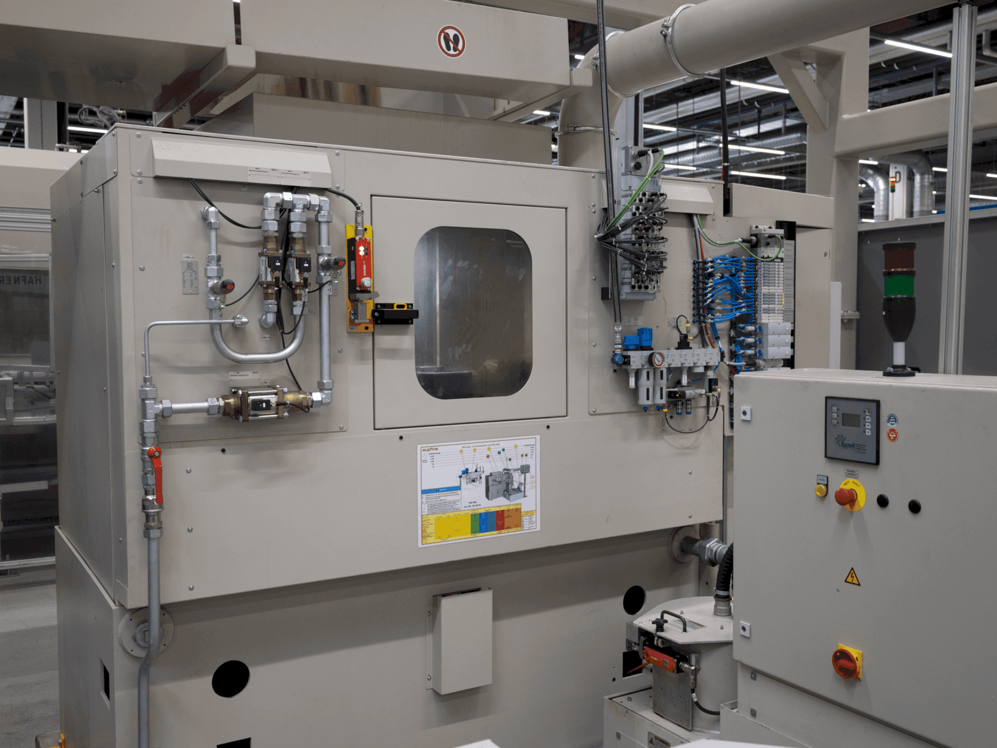 Widok z przodu maszyny SUPFINA LCM 220/4-220/3