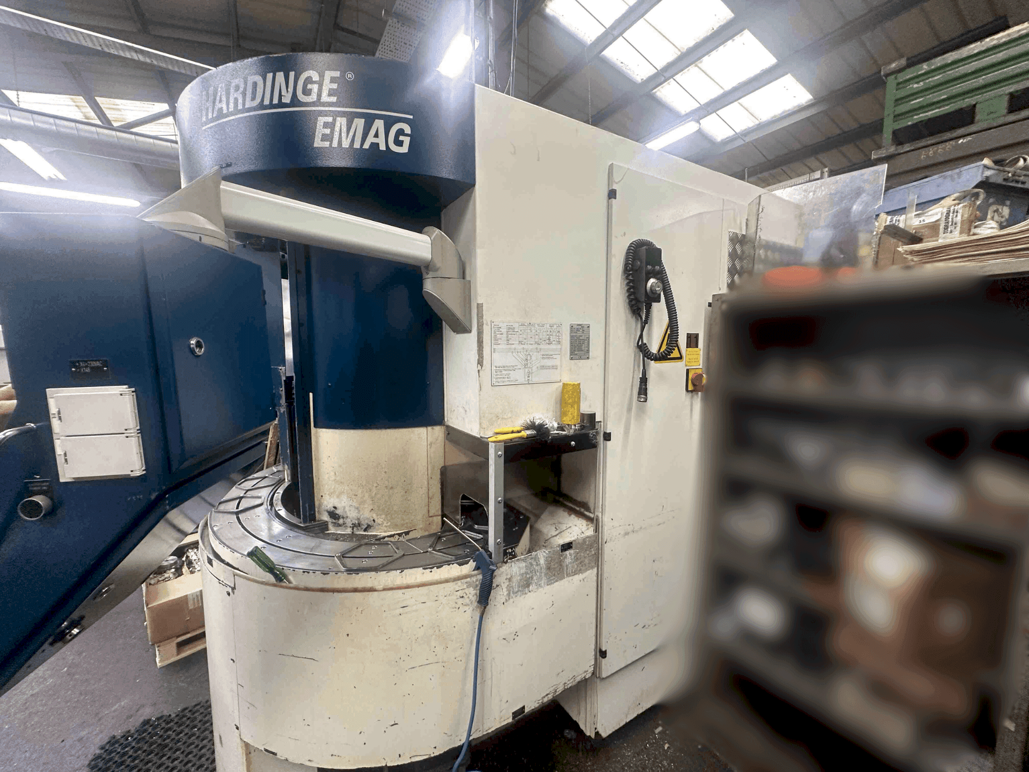 Widok z przodu maszyny Hardinge Emag VL-3