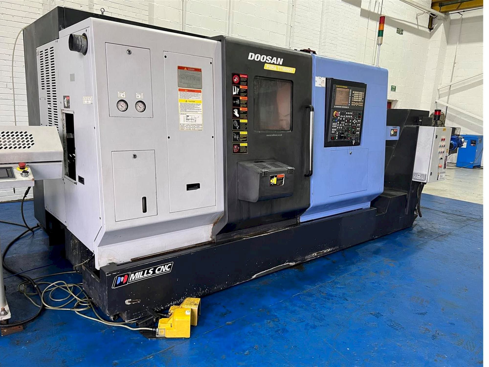 Widok z przodu maszyny Doosan TT1800SY